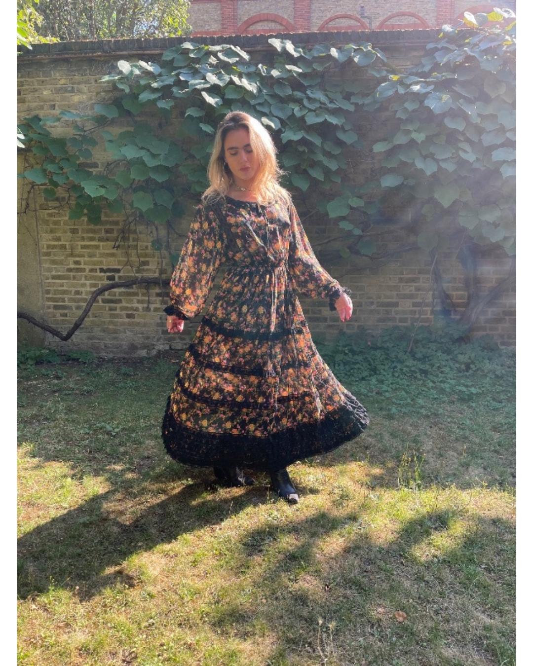 1978 Pasarela Documentada Maxi Vestido Floral de Seda Negra de Valentino en venta 2