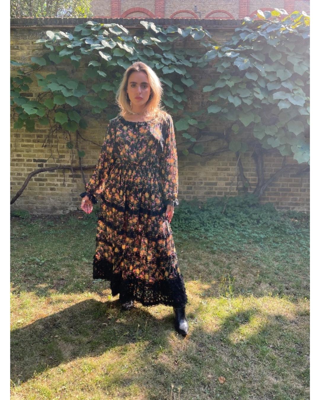 1978 Pasarela Documentada Maxi Vestido Floral de Seda Negra de Valentino en venta 3