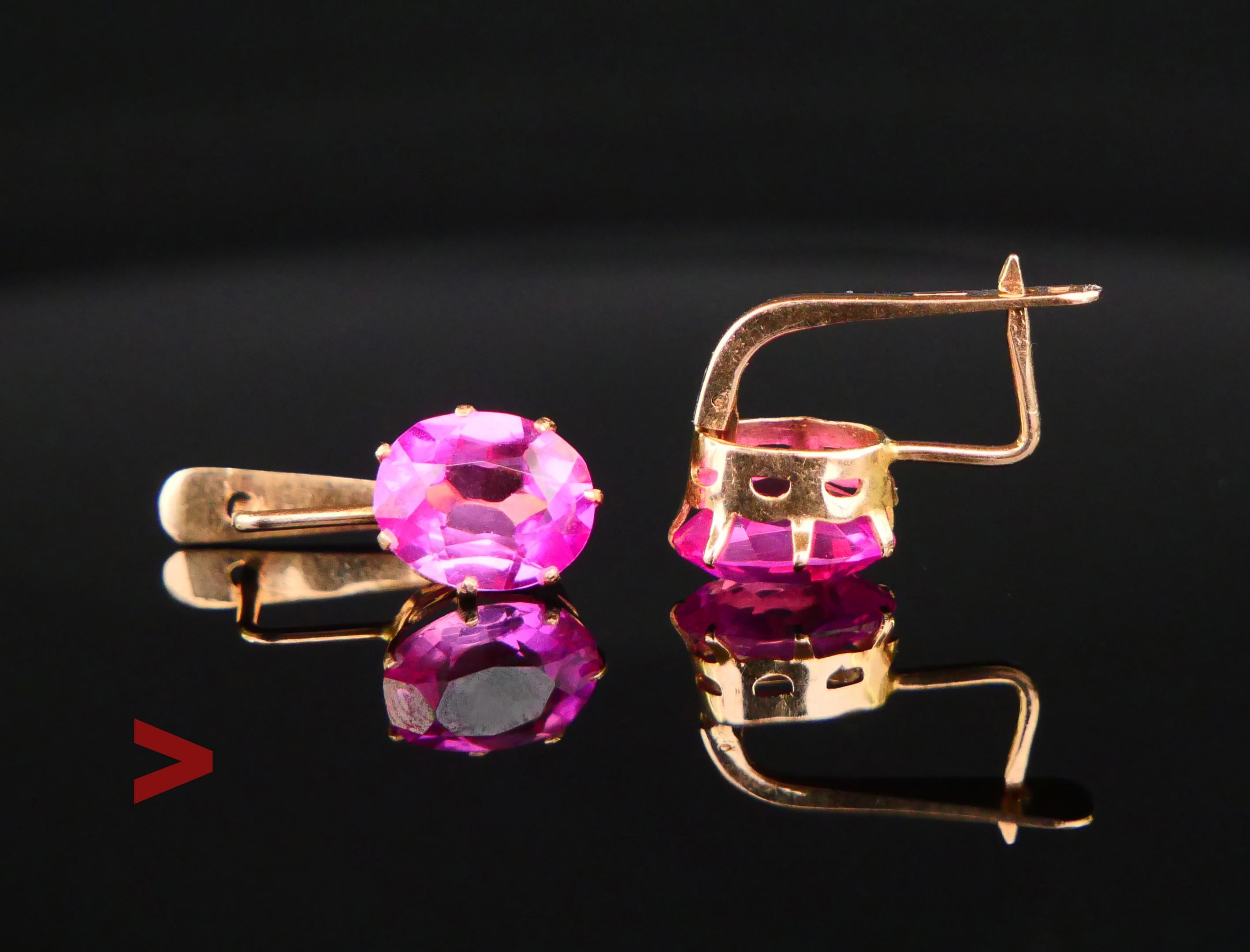 Vintage-Ohrringe in 583 oder 14K Roségold mit Rubinfassungen aus dem Labor, hergestellt in der Schmuckfabrik in Tiflis, Sowjetgeorgien. Sichere Schlösser, beide mit scharfen sowjetischen Punzen: fünfzackiger Stern, 585 Gold, Jahrespunzen für 1978.