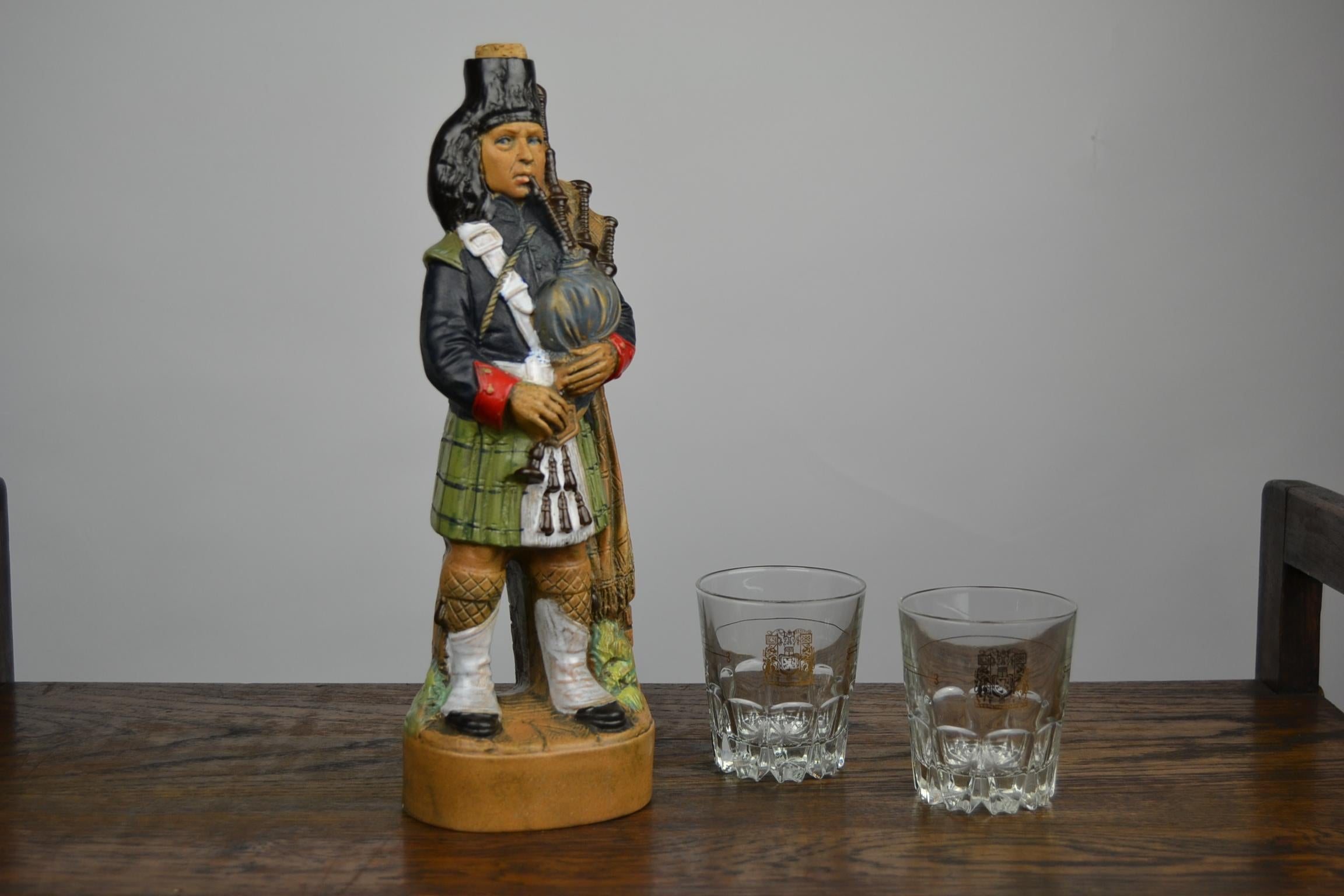 Bottiglia di decanter Piper scozzese , Bottiglia di whisky 
Esclusiva da collezione del 1978 K.L.E.M. Contenitore per whisky, Made in Italy. 
Una bottiglia a forma di pifferaio scozzese. 
Bottiglia di whisky figurata d'epoca da collezione