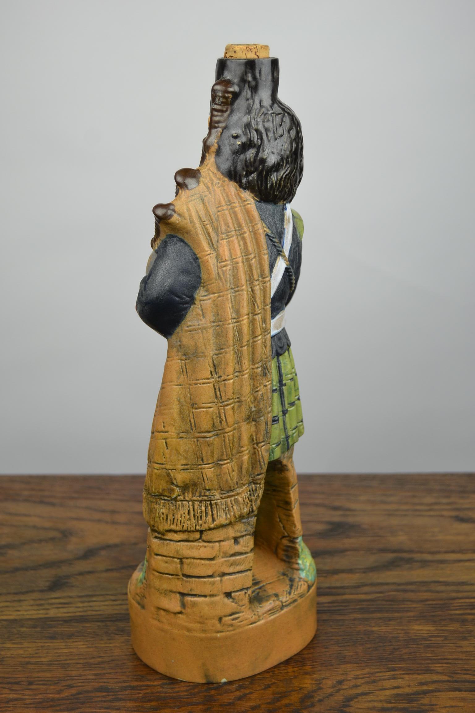 Ceramica Bottiglia di decanter Piper scozzese, bottiglia di whisky, Made in Italy 1978 in vendita