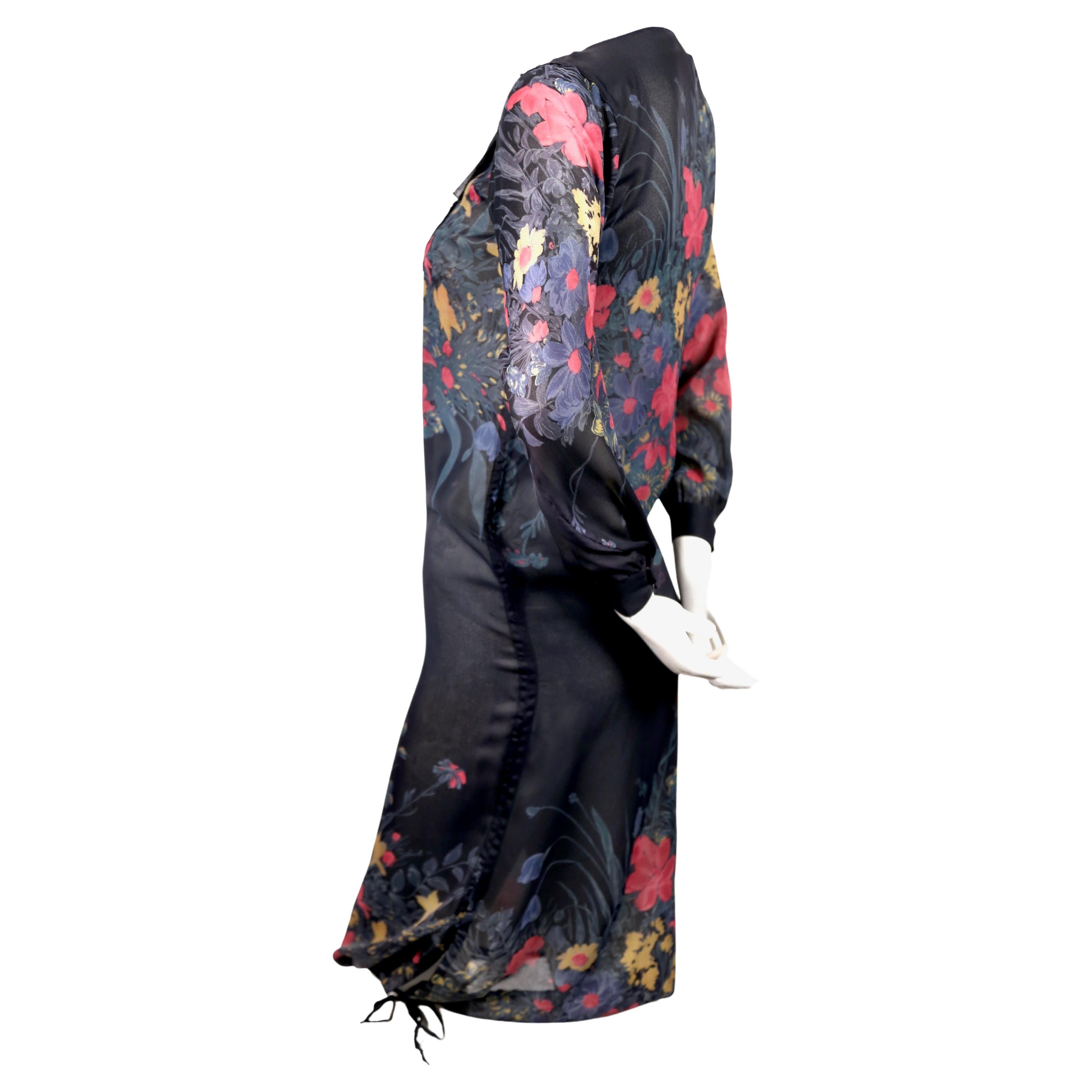 Vestido semitransparente de seda con estampado floral, cuello abotonado asimétrico y bajo con cordón, diseñado por Sonia Rykiel en la primavera de 1978, tal y como se vio en la pasarela. Se ajusta a un US 2 (caderas de 34