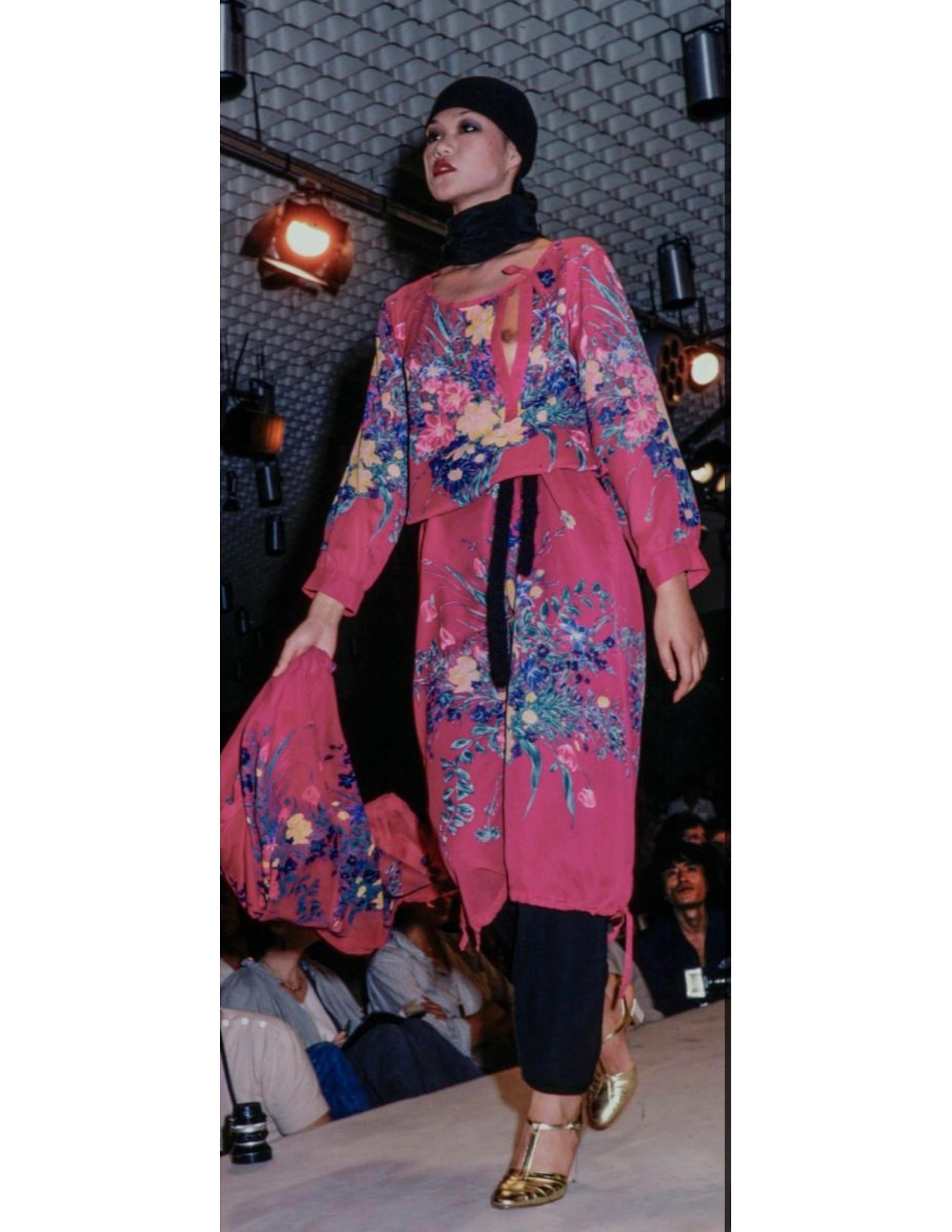 1978 SONIA RYKIEL Kleid aus geblümter Seide RUNWAY mit Kordelzug am Saum im Angebot 1