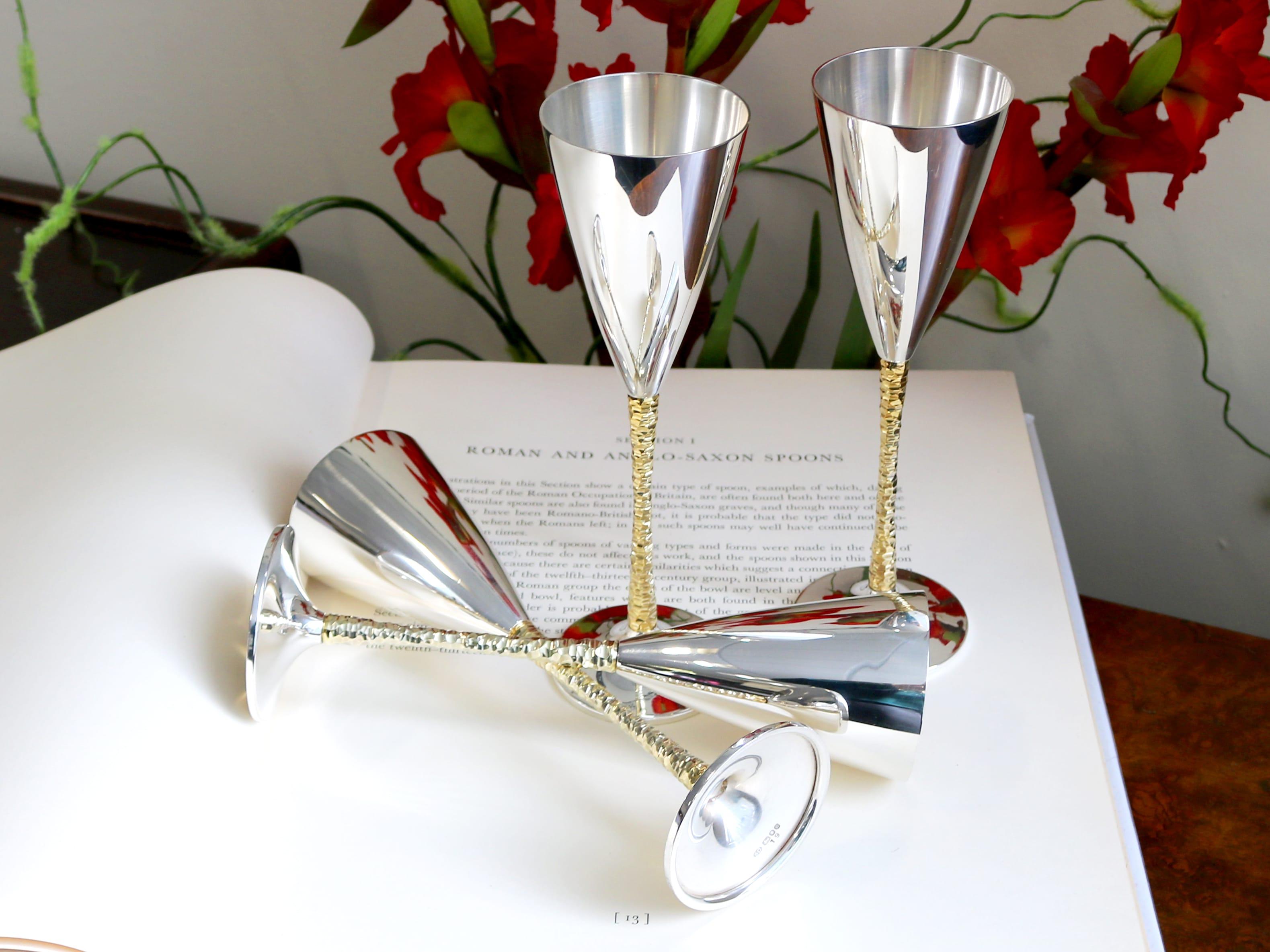Fino e impresionante juego de seis copas de champán inglesas de plata de ley de la época de Isabel II, fabricadas por Stuart Devlin; una adición a nuestra gama de platería de colección.

Estas impresionantes copas de champán de plata de ley Isabel