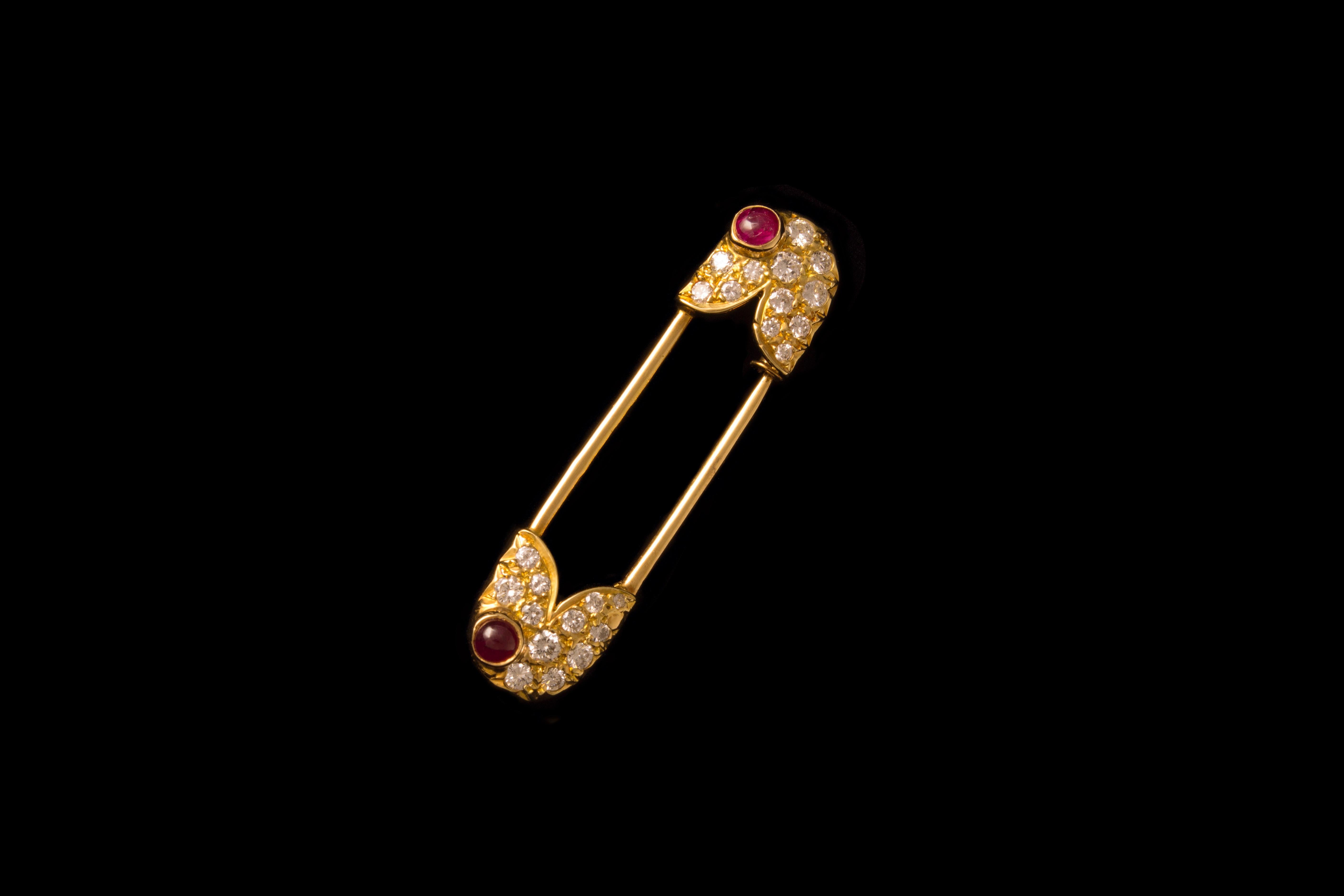 Brilliant Cut 1978 Van Cleef & Arpels Diamond, Ruby and Gold Safety Pin