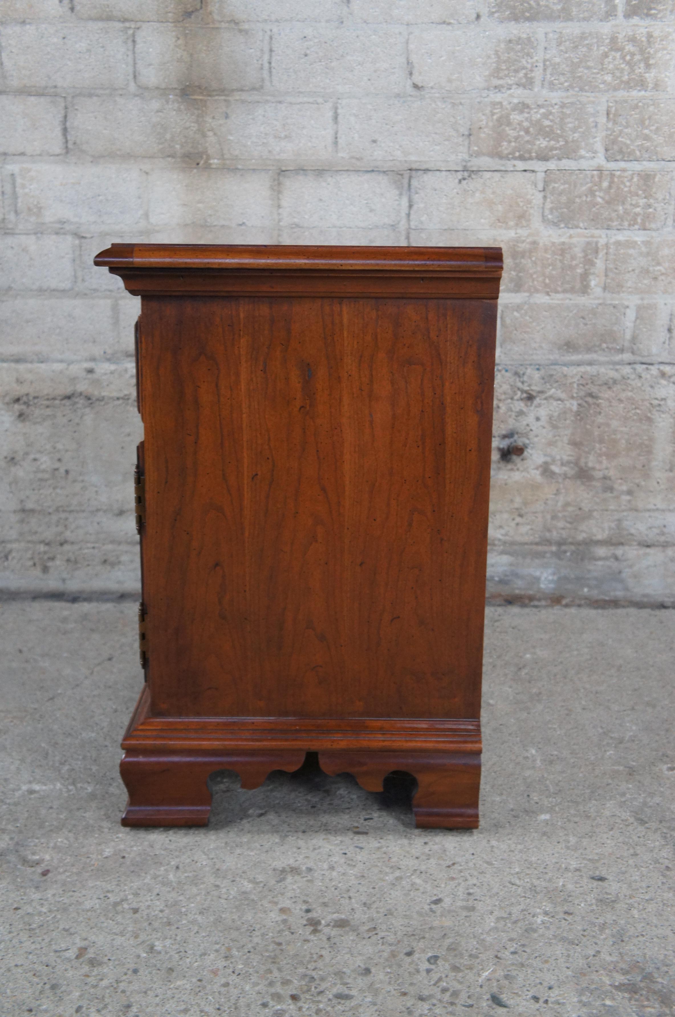 1978 Vtg Thomasville Traditional Georgian Cherry Bedside Nightstand Side Table 6