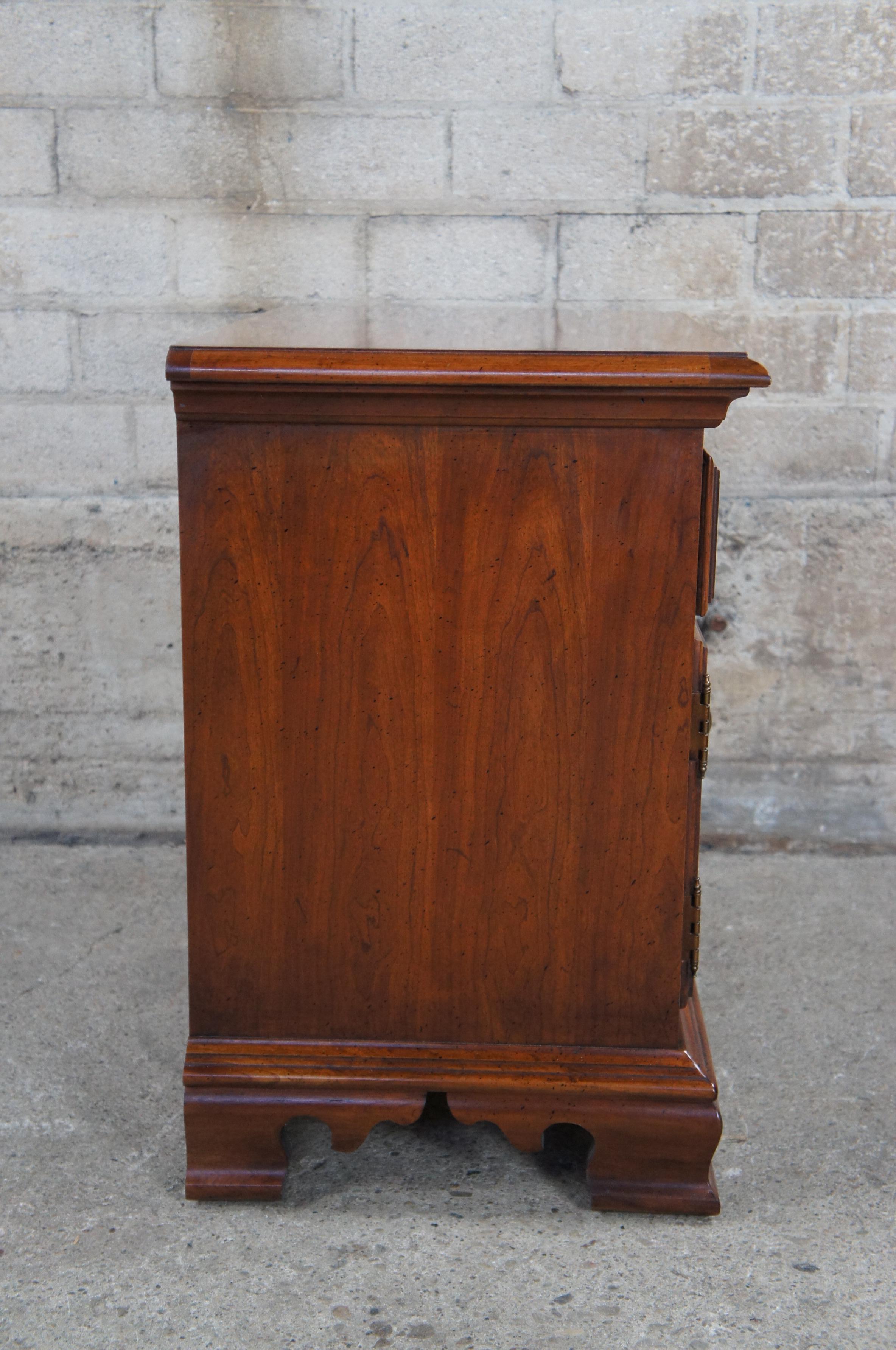 1978 Vtg Thomasville Traditional Georgian Cherry Bedside Nightstand Side Table 8