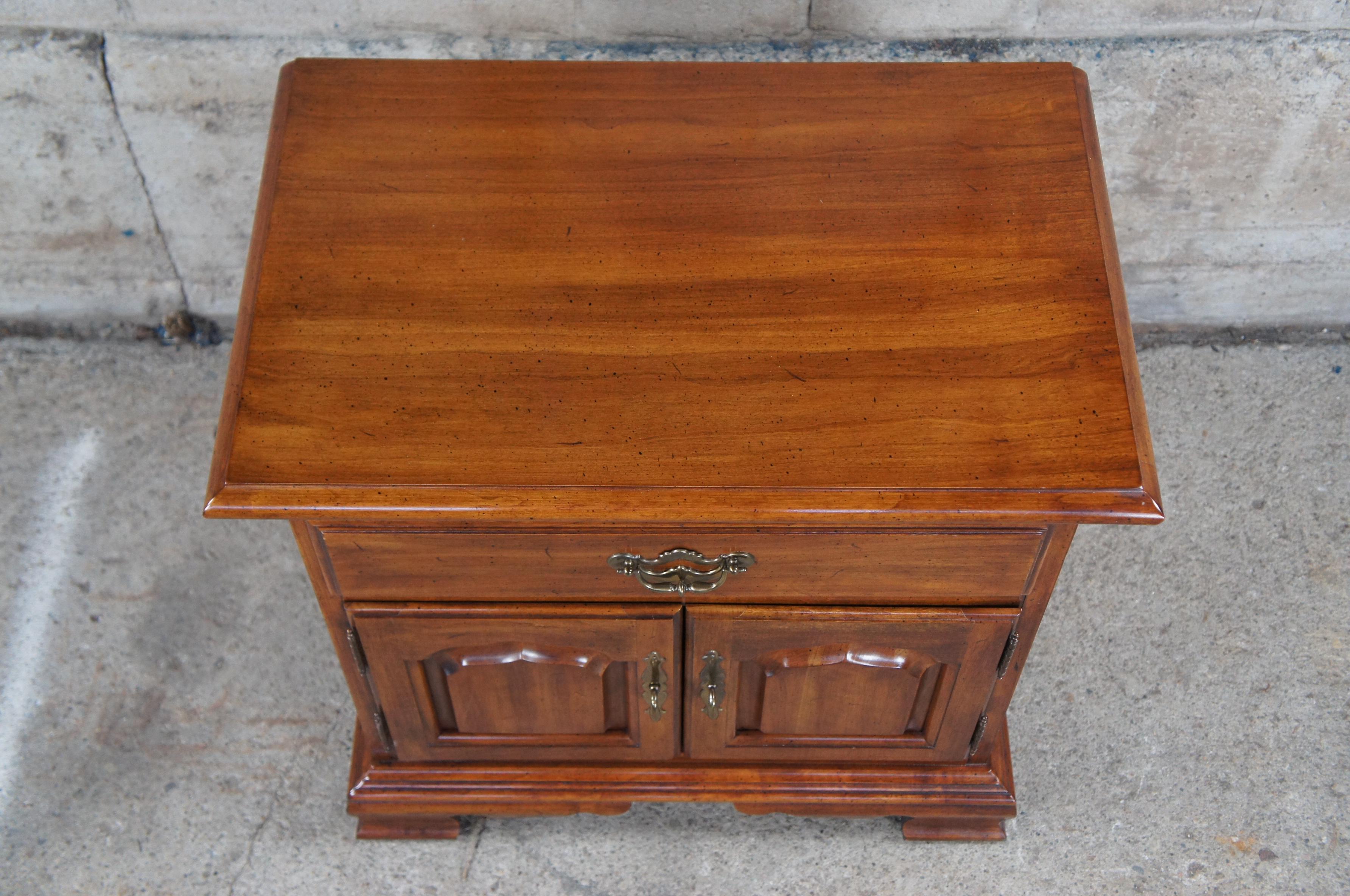 Late 20th Century 1978 Vtg Thomasville Traditional Georgian Cherry Bedside Nightstand Side Table