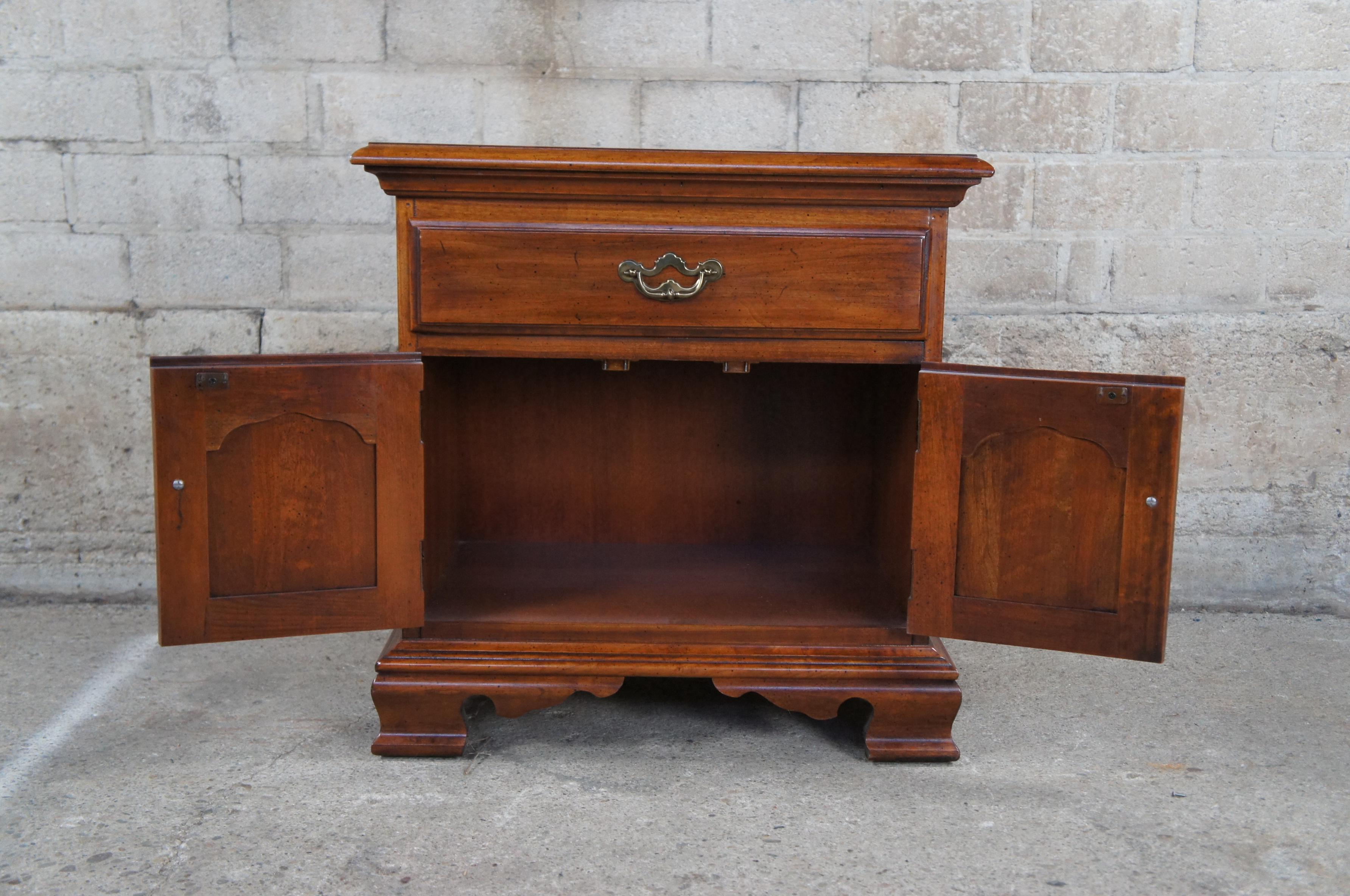 1978 Vtg Thomasville Traditional Georgian Cherry Bedside Nightstand Side Table 4