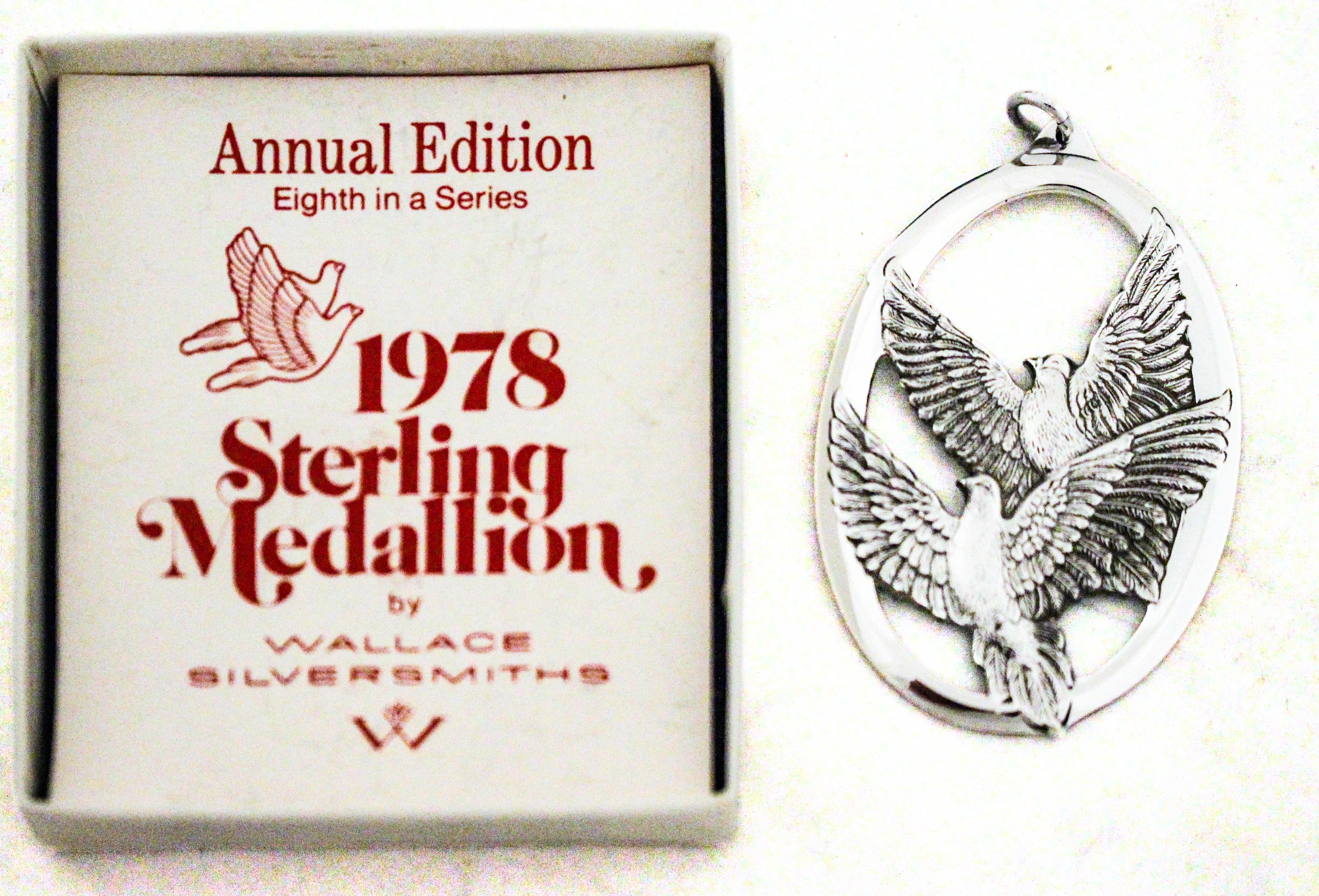 Dieses Ornament ist die 1978er Ausgabe der langjährigen jährlichen Weihnachtsmedaillon-Kollektion von Wallace Silversmiths, einer der angesehensten amerikanischen Silbermanufakturen, aus Sterling. Die Ausgabe von 1978 trägt ein wunderschön