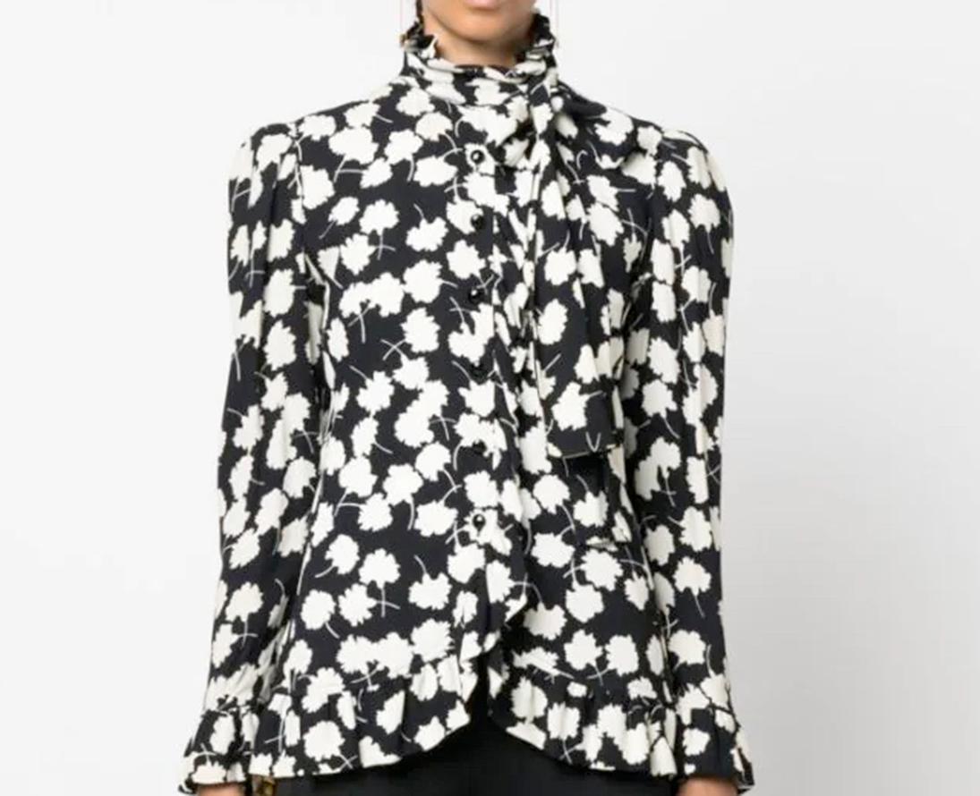 Yves Saint Laurent YSL ikonische Jacke aus schwarzem Blumen-Crêpe mit folgenden Eigenschaften: elfenbeinfarbenes Blumenmuster, schwarzes Ganzkörperfutter, Volantabschluss,  Schulterpolster, vordere Knopföffnung, ein abgetrennter Gürtel oder die