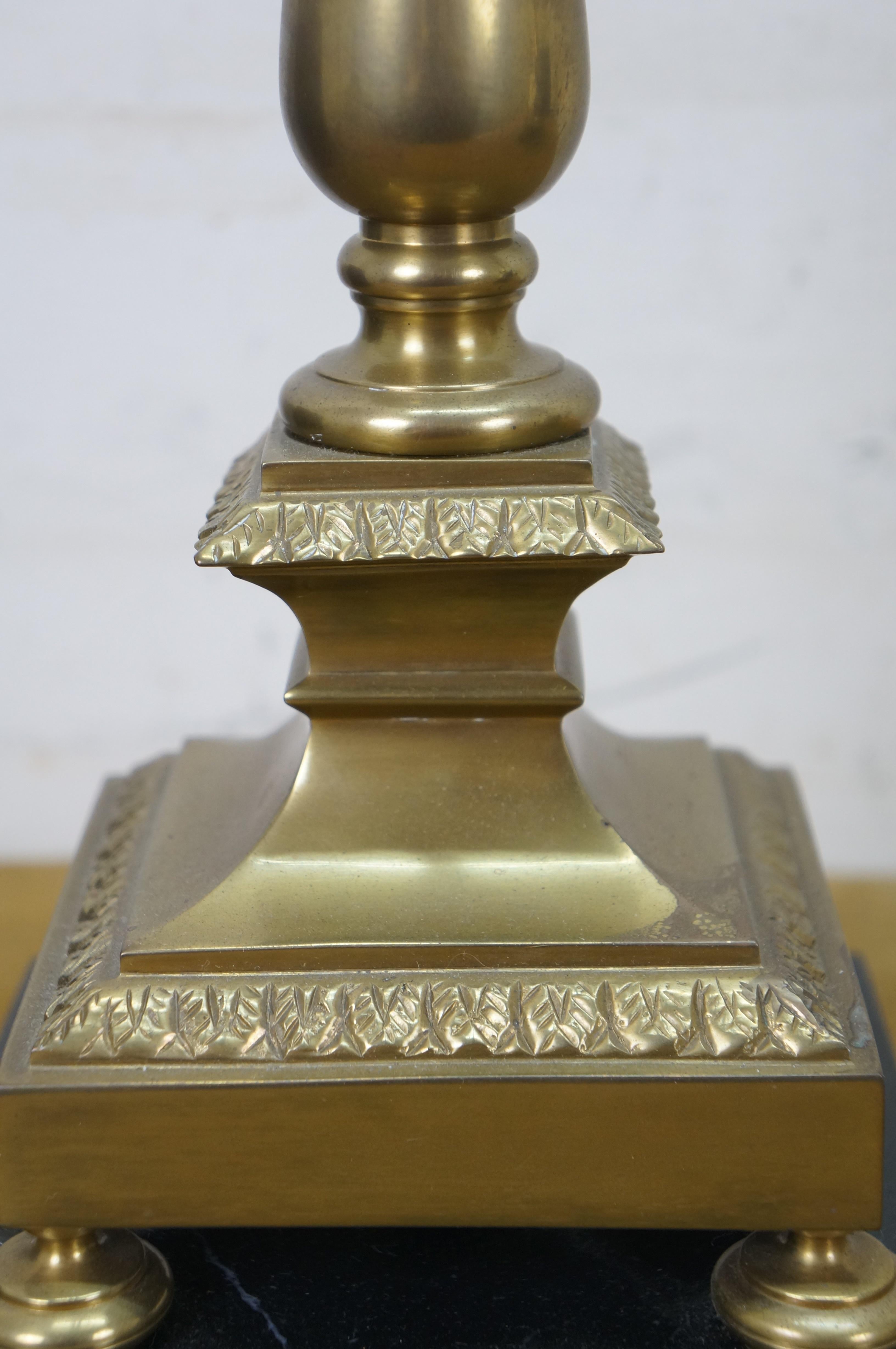 1979 Chapman Latón Mármol Chippendale Argand Lámparas Buffet 36 en venta 4