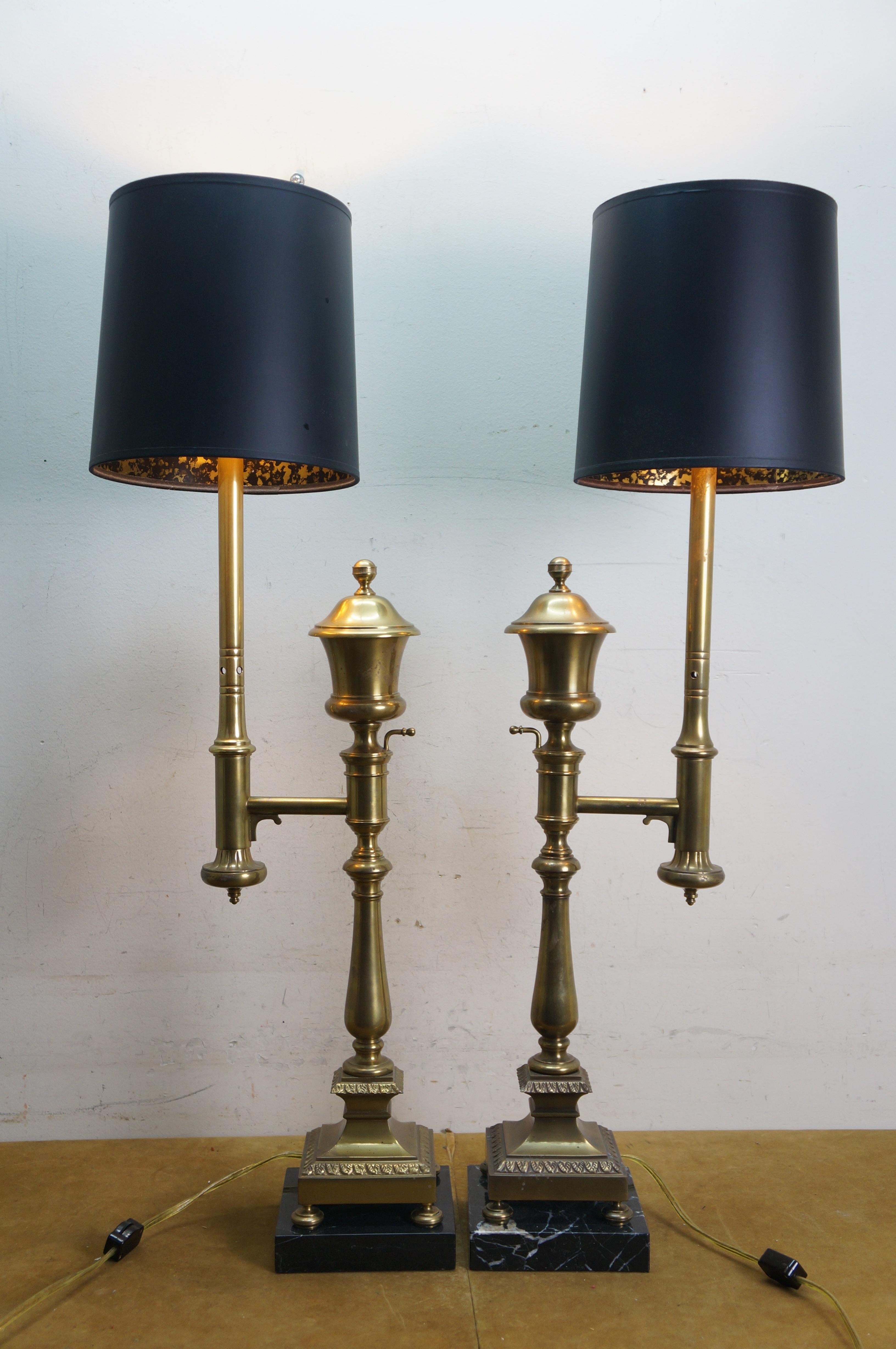 1979 Chapman Latón Mármol Chippendale Argand Lámparas Buffet 36 en venta 8
