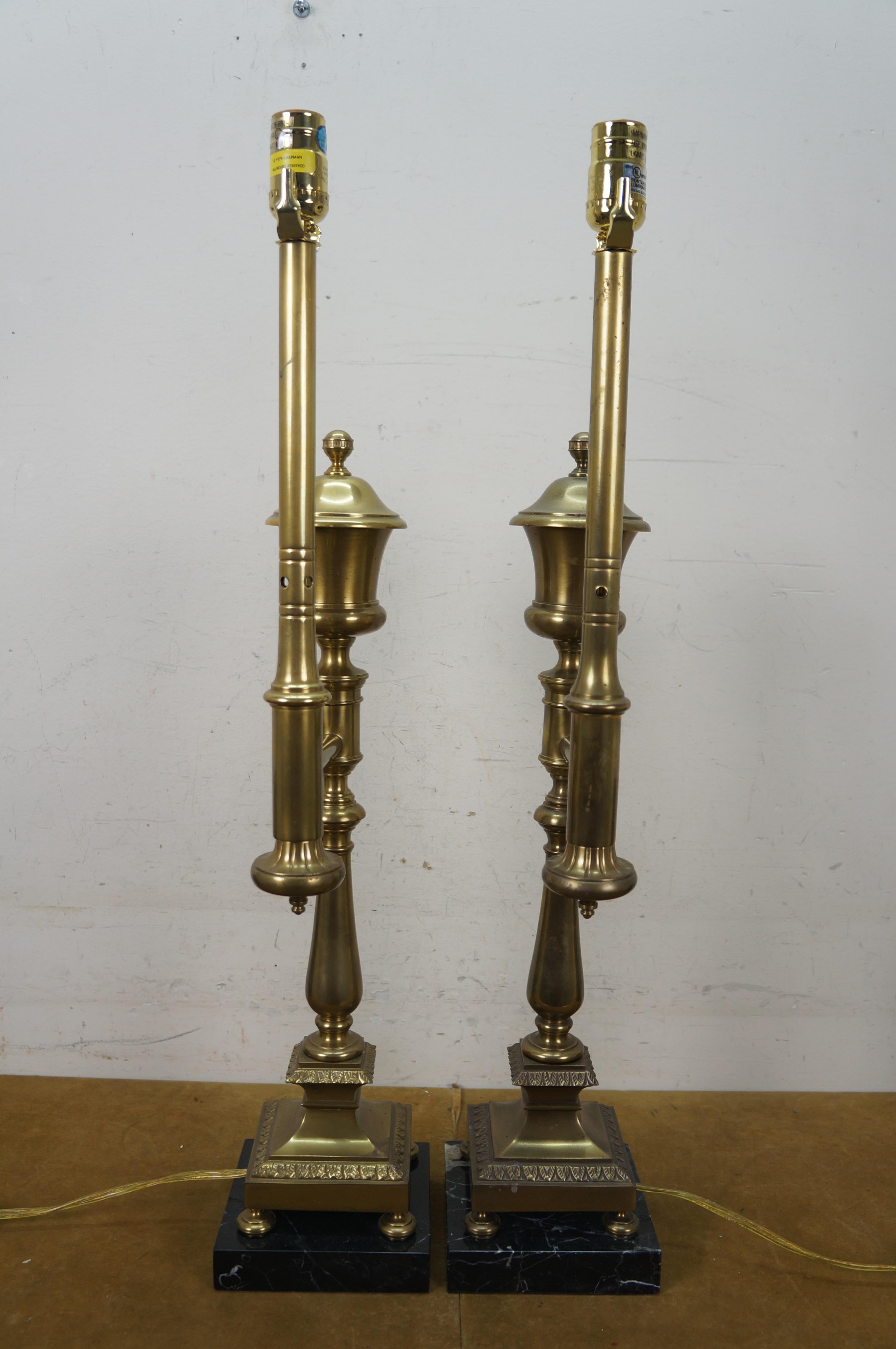 1979 Chapman Latón Mármol Chippendale Argand Lámparas Buffet 36 finales del siglo XX en venta