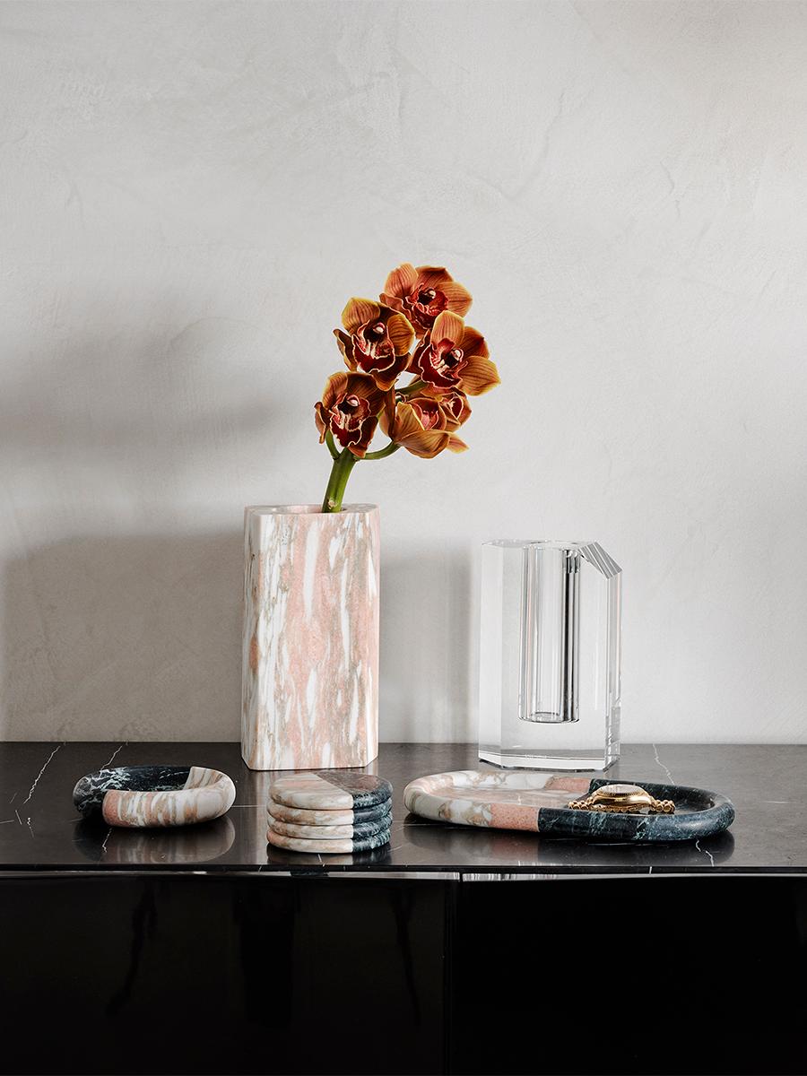 Realizzato con precisione in cristallo di alta qualità, le linee pulite della silhouette moderna del Vaso 1979 rendono omaggio a un anno straordinario di design innovativo. Elegante e sofisticato, questo vaso accattivante si integrerà perfettamente