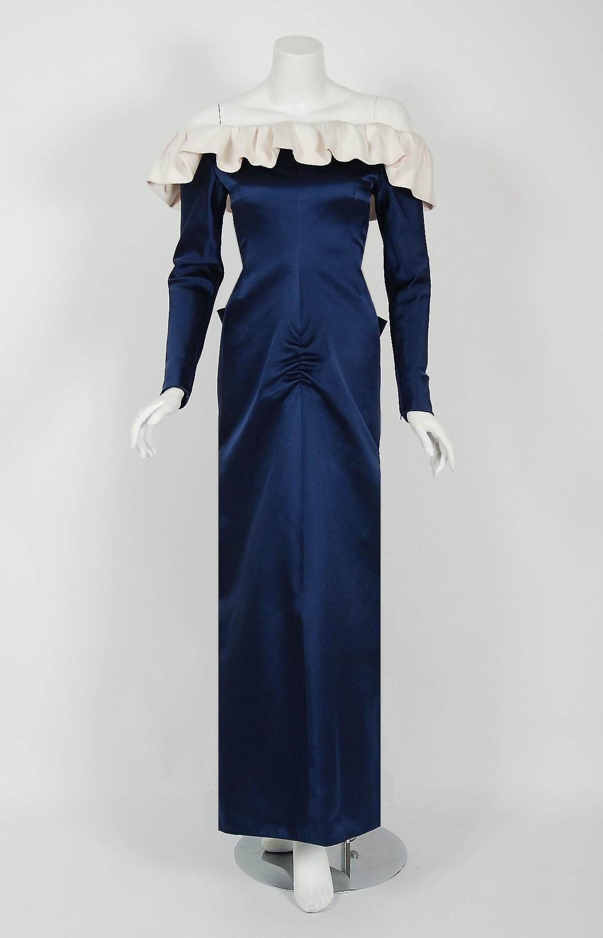 Vintage 1979 Givenchy Haute Couture Marine & Elfenbein Seide Off-Shoulder Ruffle Kleid (Schwarz) im Angebot
