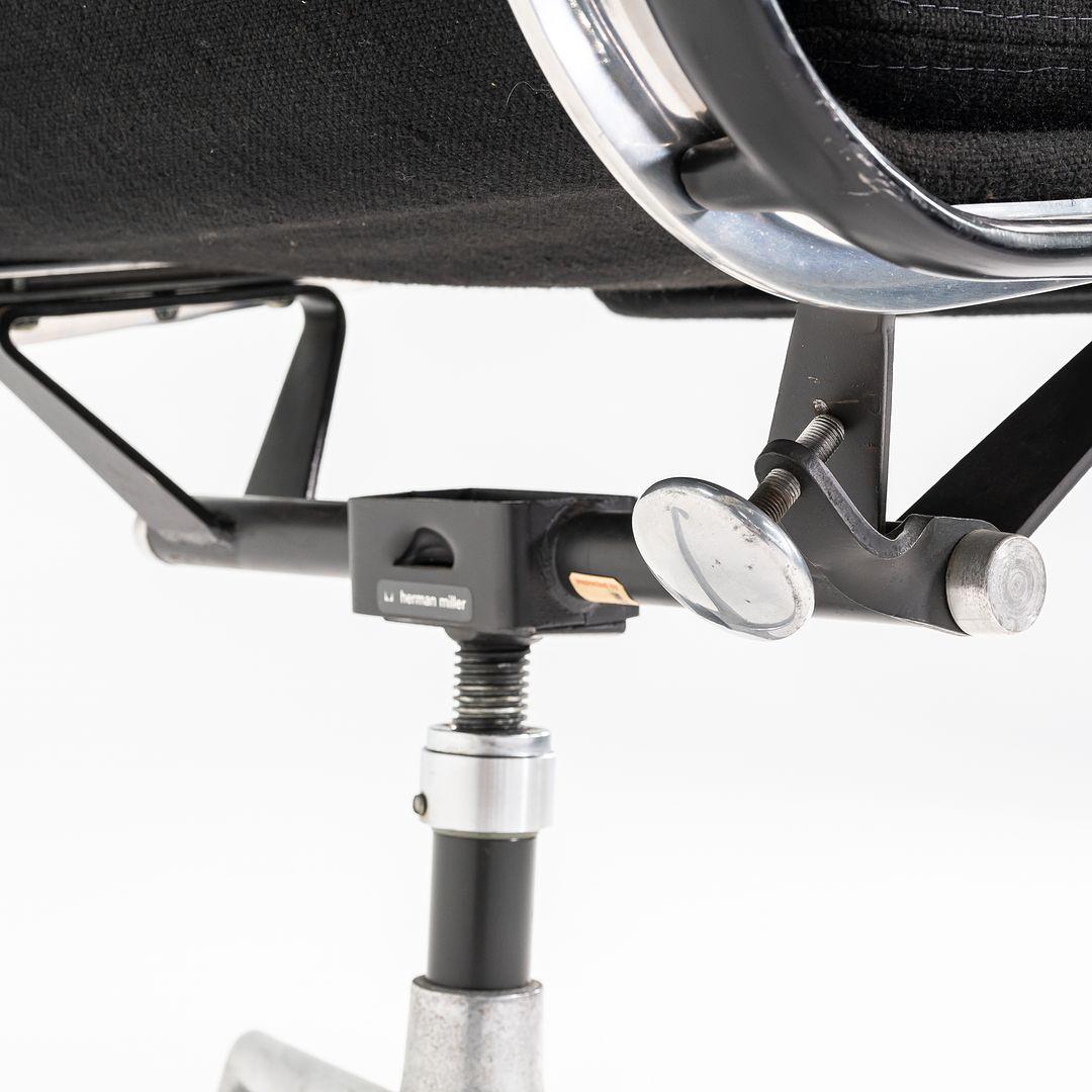 1979 Herman Miller Eames Aluminum Group Soft Pad Executive-Schreibtischstuhl in Stoff im Angebot 4