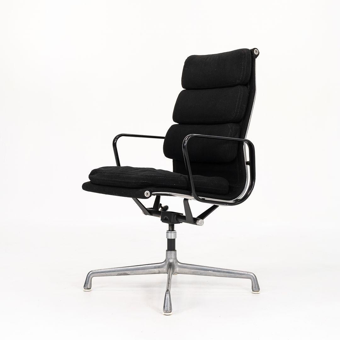 Dies ist ein Eames Executive-Height Soft Pad Desk Chair, der 1968 von Charles und Ray Eames für Herman Miller entworfen wurde. Dieses Exemplar stammt aus dem Jahr 1979. Er ist mit einem von Alexander Girard entworfenen schwarzen Stoffbezug, einem