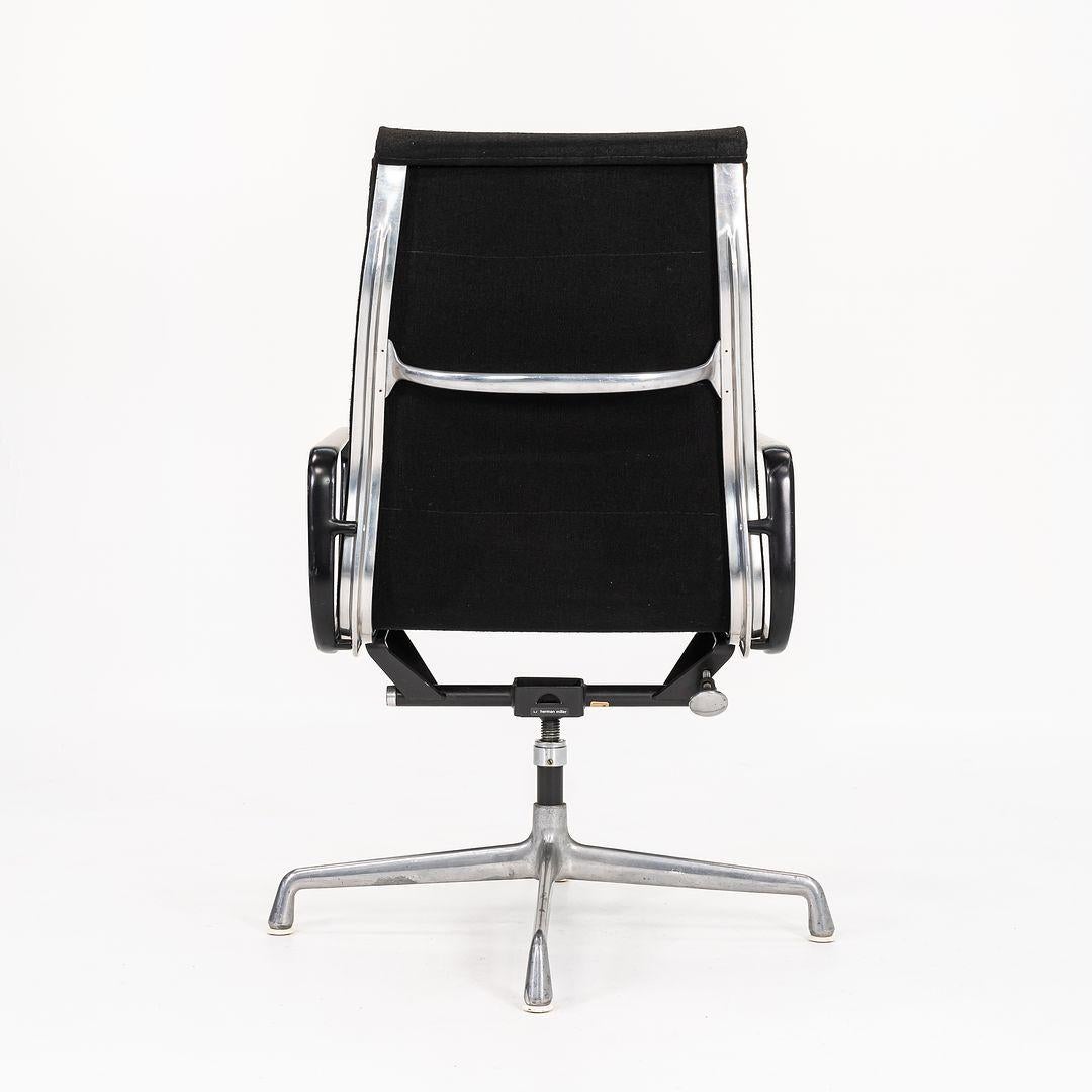 1979 Herman Miller Eames Aluminum Group Soft Pad Executive-Schreibtischstuhl in Stoff im Zustand „Gut“ im Angebot in Philadelphia, PA