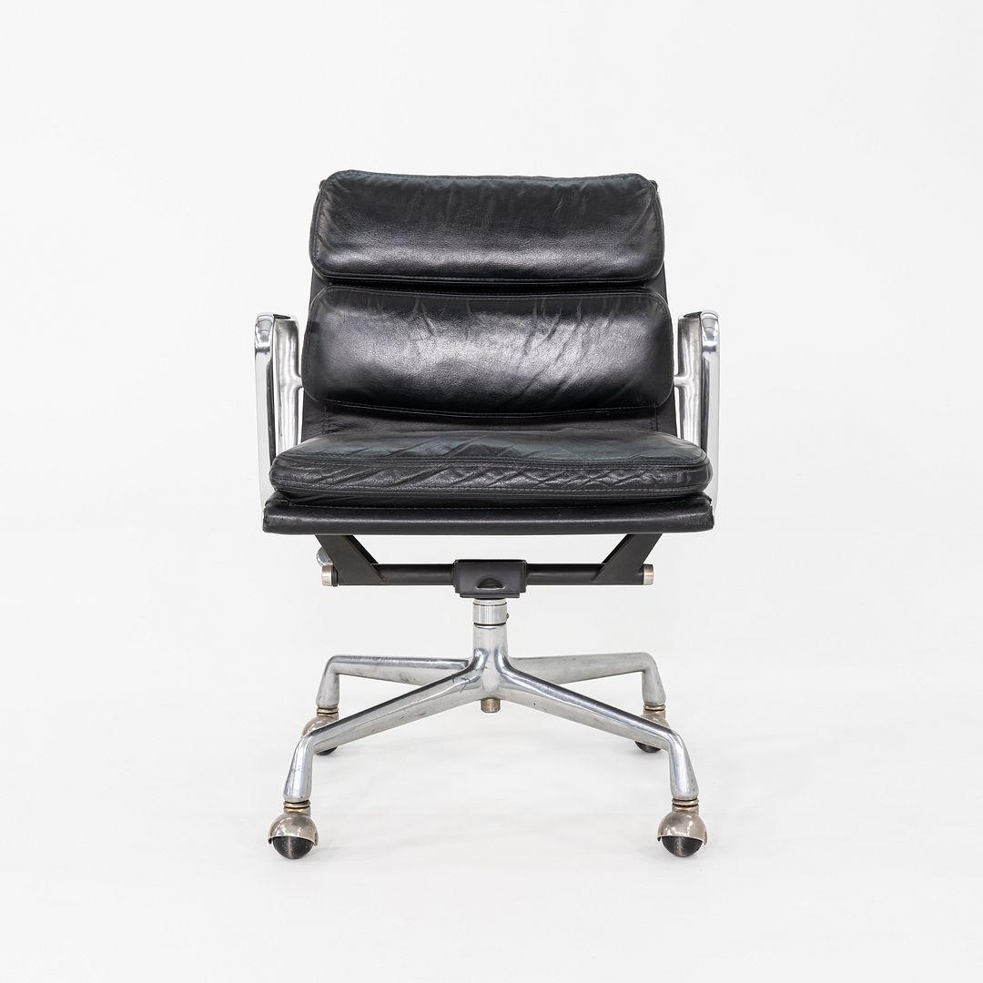Dies ist ein Eames Aluminum Group Soft Pad Management Chair, Modell EA418, ursprünglich entworfen von Charles und Ray Eames für Herman Miller im Jahr 1969. Diese Exemplare stammen aus dem Jahr 1979. Die Konstruktion besteht aus einem soliden, aber