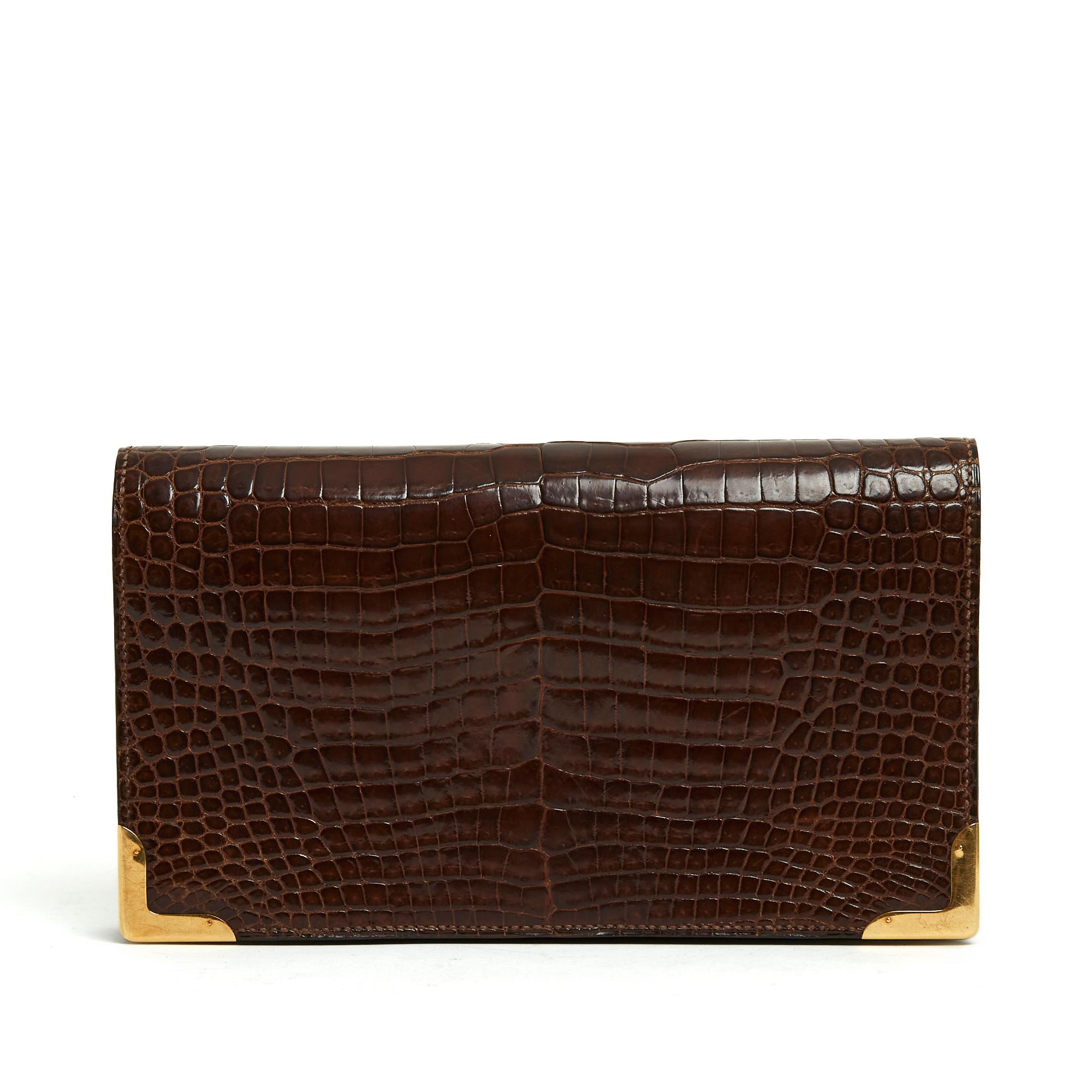 Hermès Coins d'Or clutch bag in precious leather and gold metal, interior in soft leather with 1 compartment and 1 front pocket marked with the Hermès carriage in silver (indicating that it is a special order), thin removable shoulder strap in