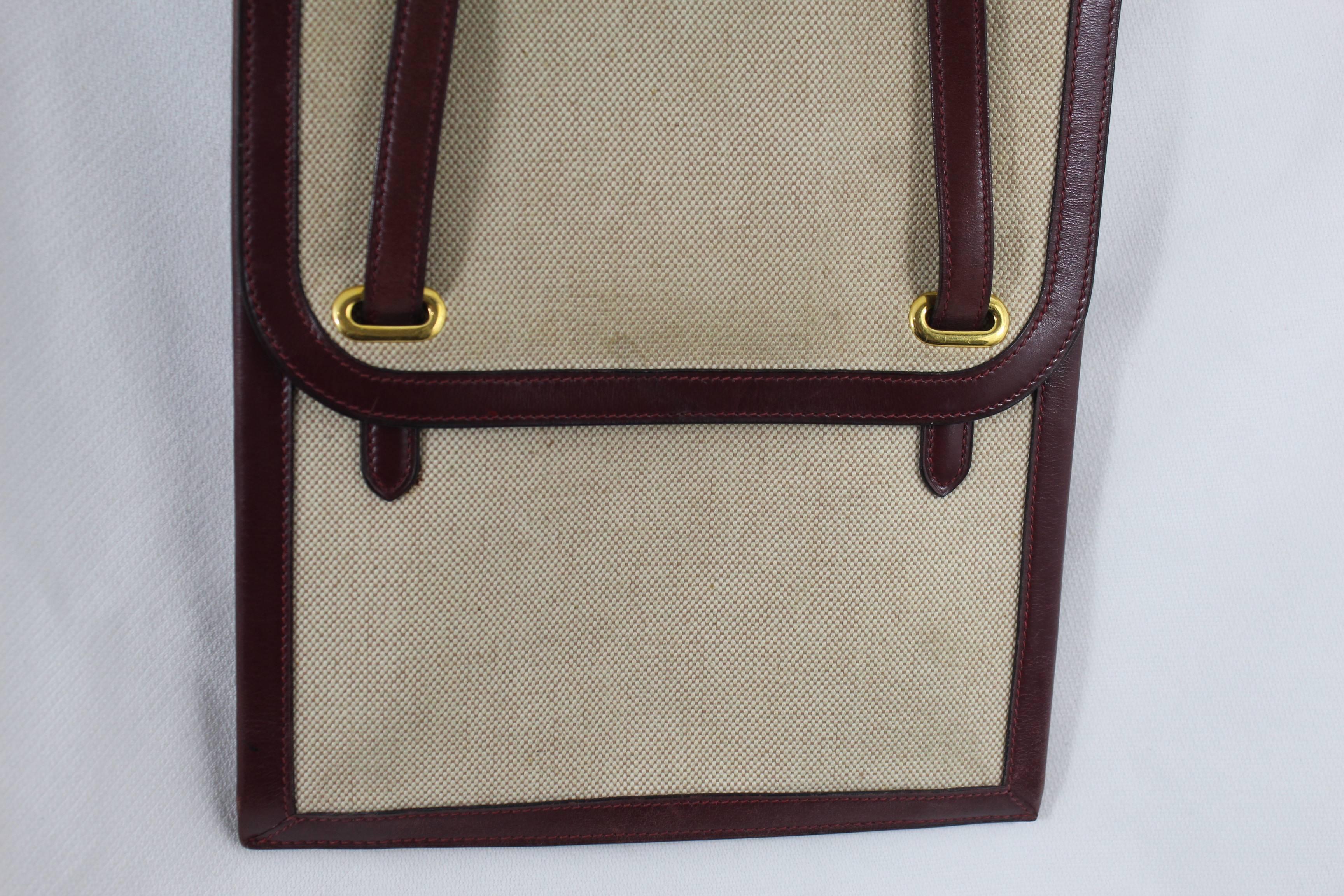 Rare hermes Vintage canvas and leather bag in burgundy leather. Good condition, rare modele. Bag from 1979 but overall good condition ( some light signs of wear in the canvas)

leather in good conditon.

Inner all in leather 