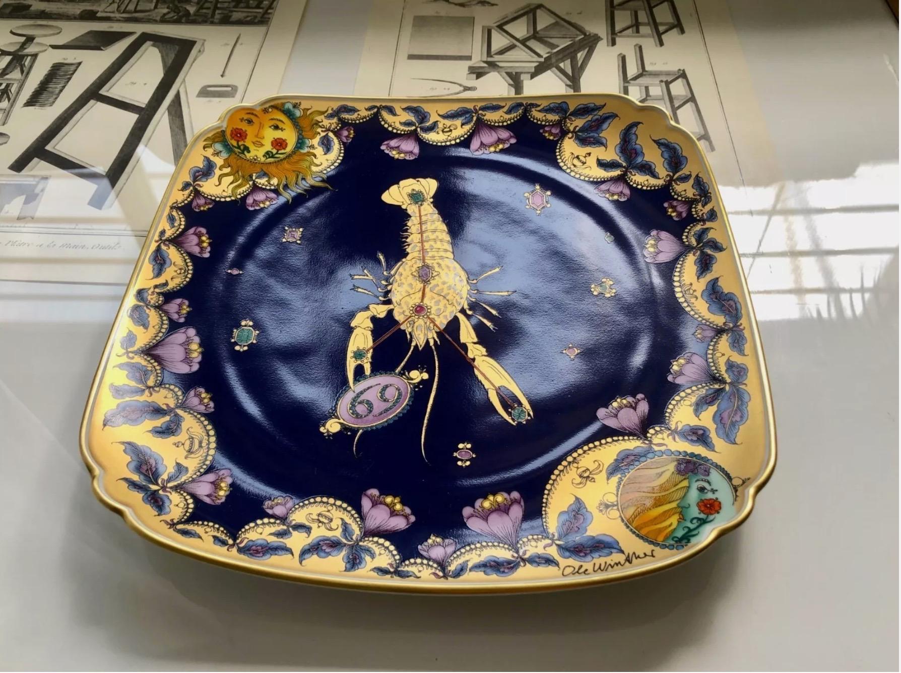 A wonderful square shaped wall plate from 1979.
Original by Hutschenreuther, the design: Ole Winther, with signature on the front & back.

Porcelain, limited edition of 3000 plates only.
Zodiac plate cancer.
Description on the back in gold.
Plate