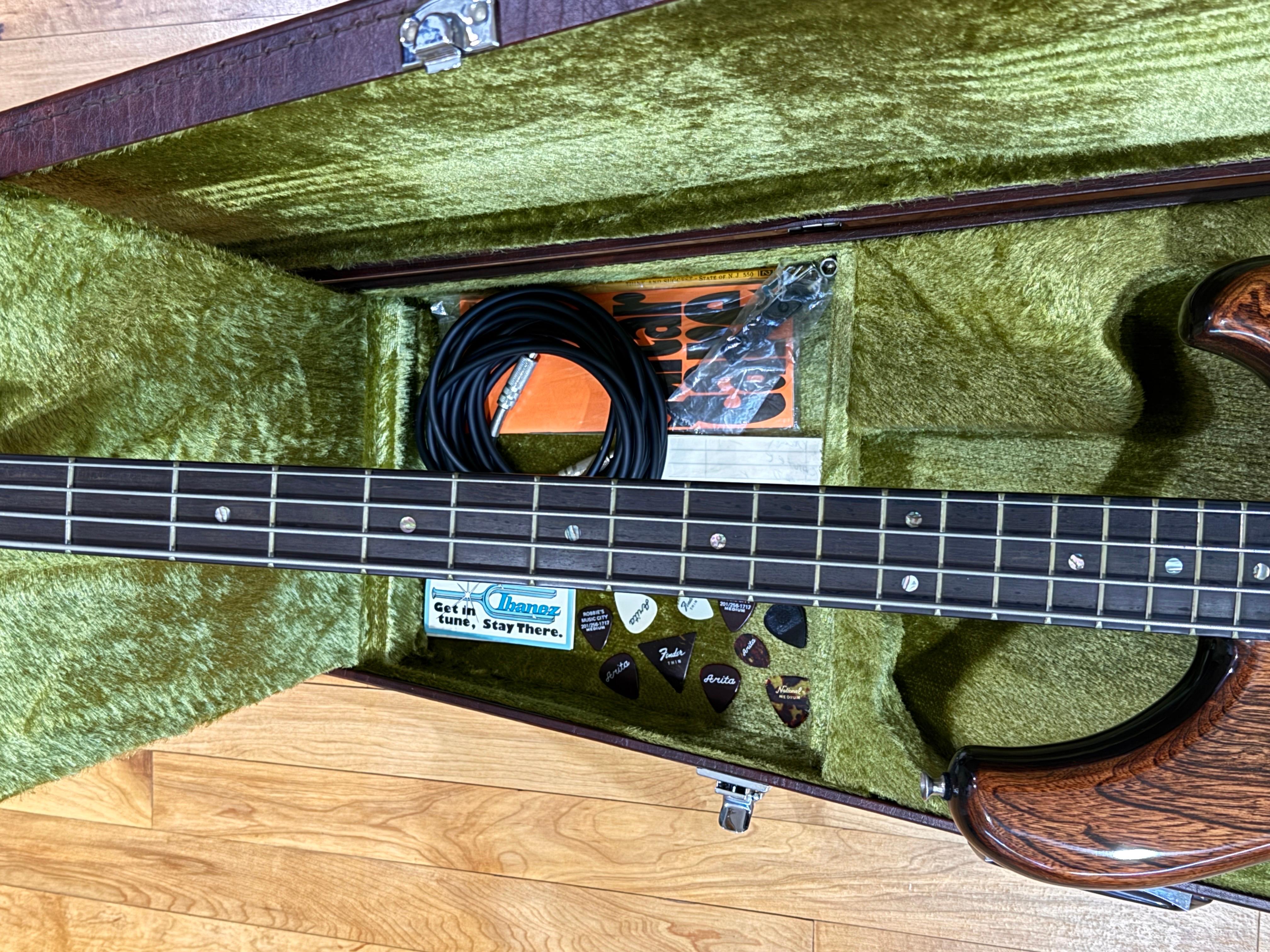 Questo manico Ibanez MC-900DS del 1979 è in legno laminato chiaro e scuro. L'ho acquistato il 13 febbraio 1980 per 445 dollari, ci ho giocato forse 5 volte e l'ho messo in un armadio dove è rimasto fino a poco tempo fa. La chitarra è in splendide