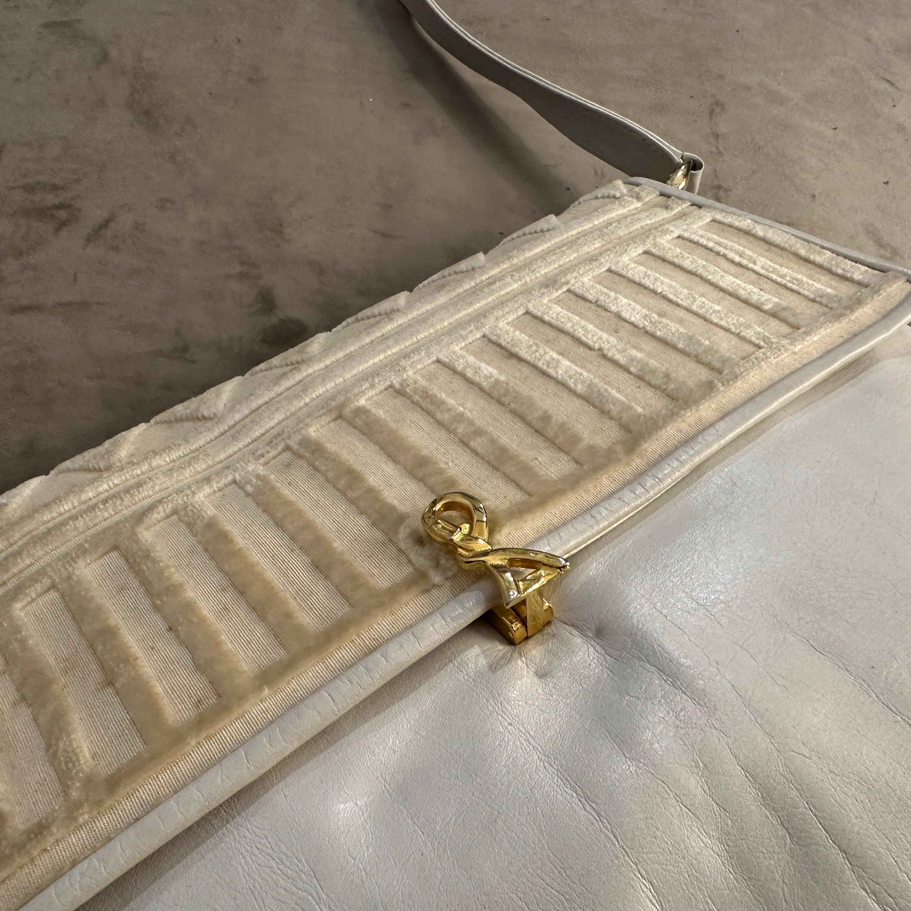 1979 Iconic White Leather and Velvet Shoulder Bag By Roberta di Camerino For Sale 6