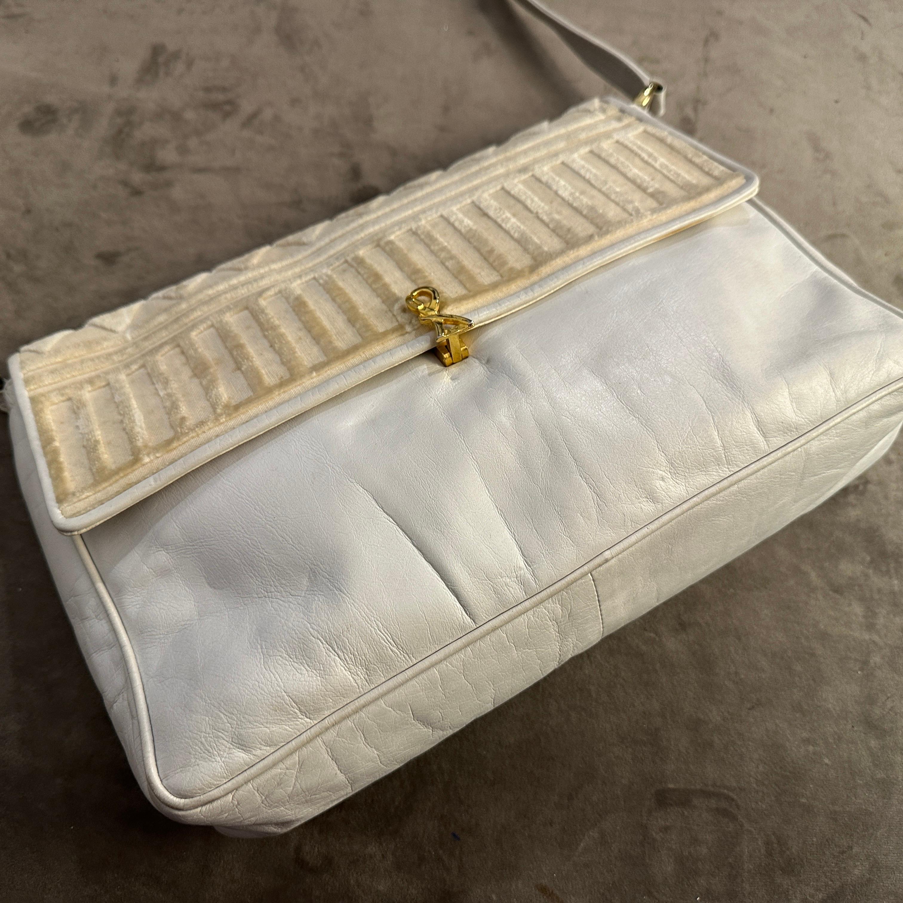 1979 Iconic White Leather and Velvet Shoulder Bag By Roberta di Camerino In Good Condition For Sale In Aci Castello, IT