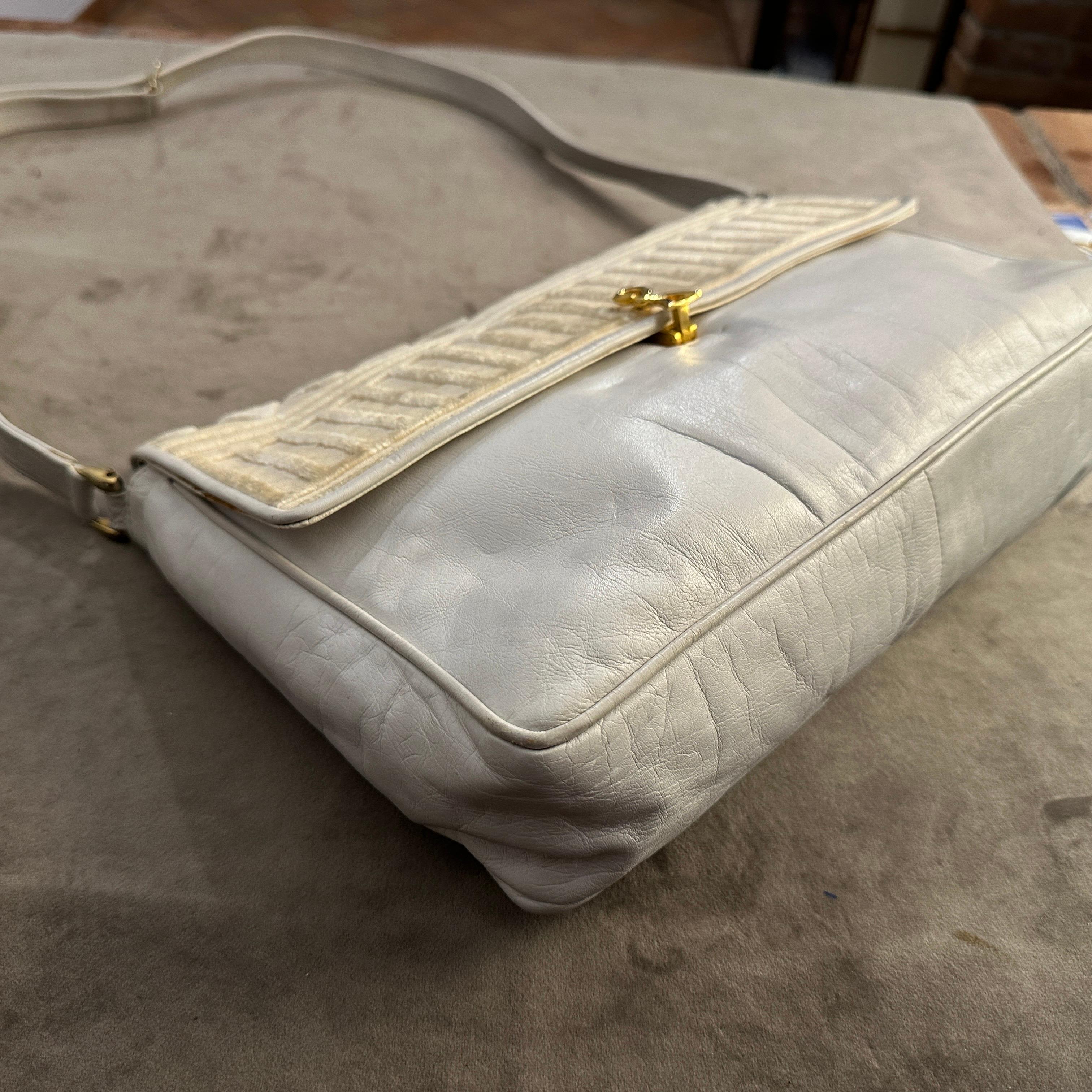 1979 Iconic White Leather and Velvet Shoulder Bag By Roberta di Camerino For Sale 1