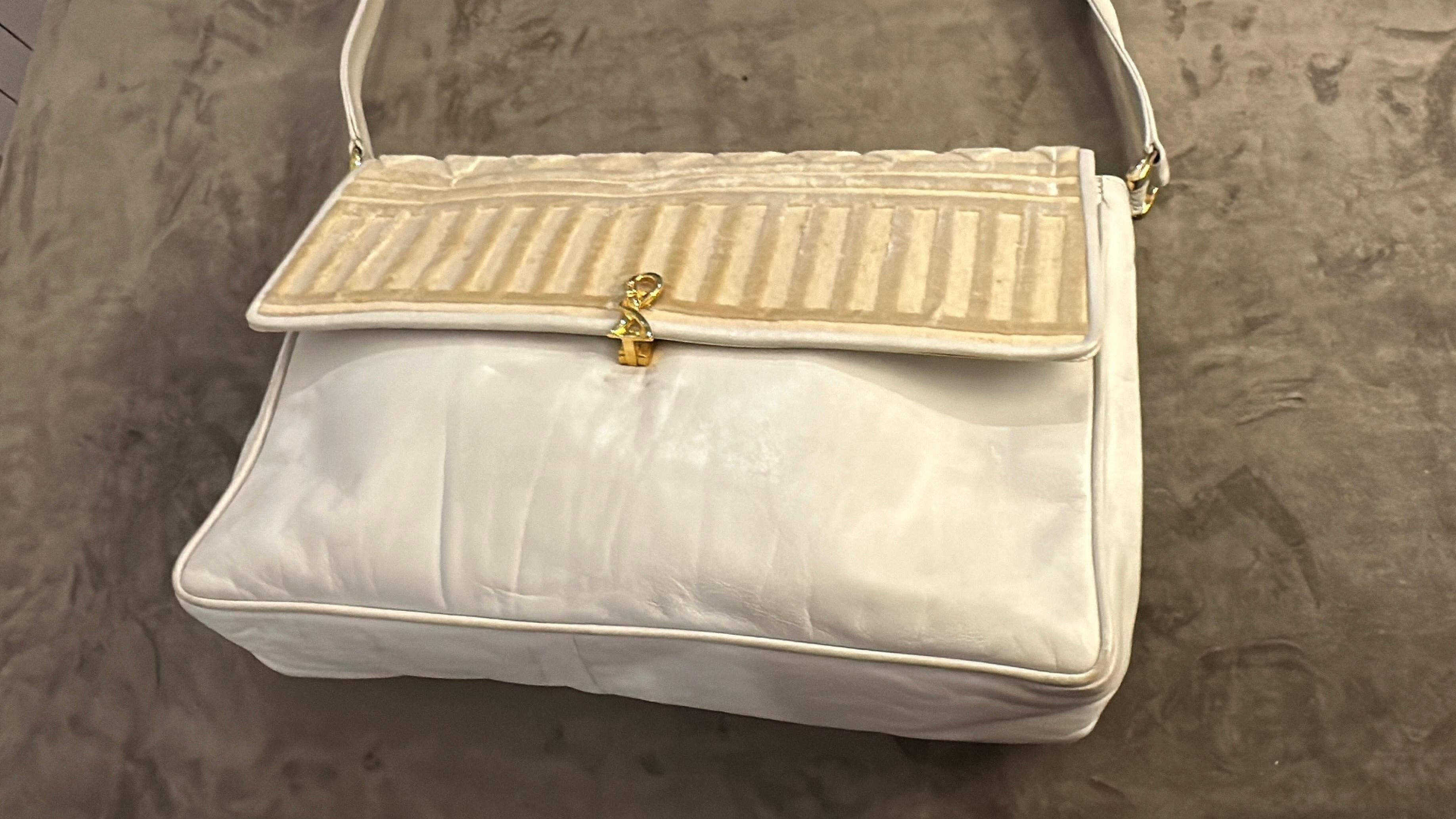 1979 Iconic White Leather and Velvet Shoulder Bag By Roberta di Camerino For Sale 4