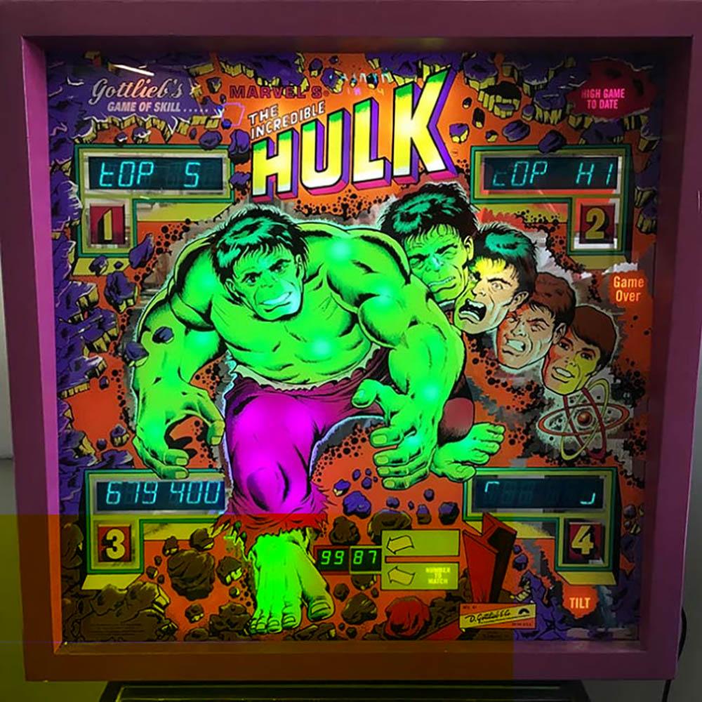 Tu ne m'aimerais pas quand je suis en colère !

Introduit par Gottlieb en 1979, l'Incroyable Hulk a gagné de nombreux fans parmi les aficionados du flipper au fil des ans. 

Avec les superbes illustrations de Gordon Morison, un son incroyable et un