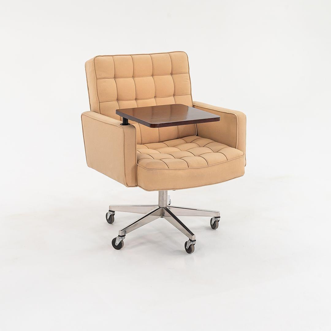 1979 Knoll Cafiero Executive Desk Chair in Tan Fabric on Casters w/ Tablet In Good Condition For Sale In Philadelphia, PA