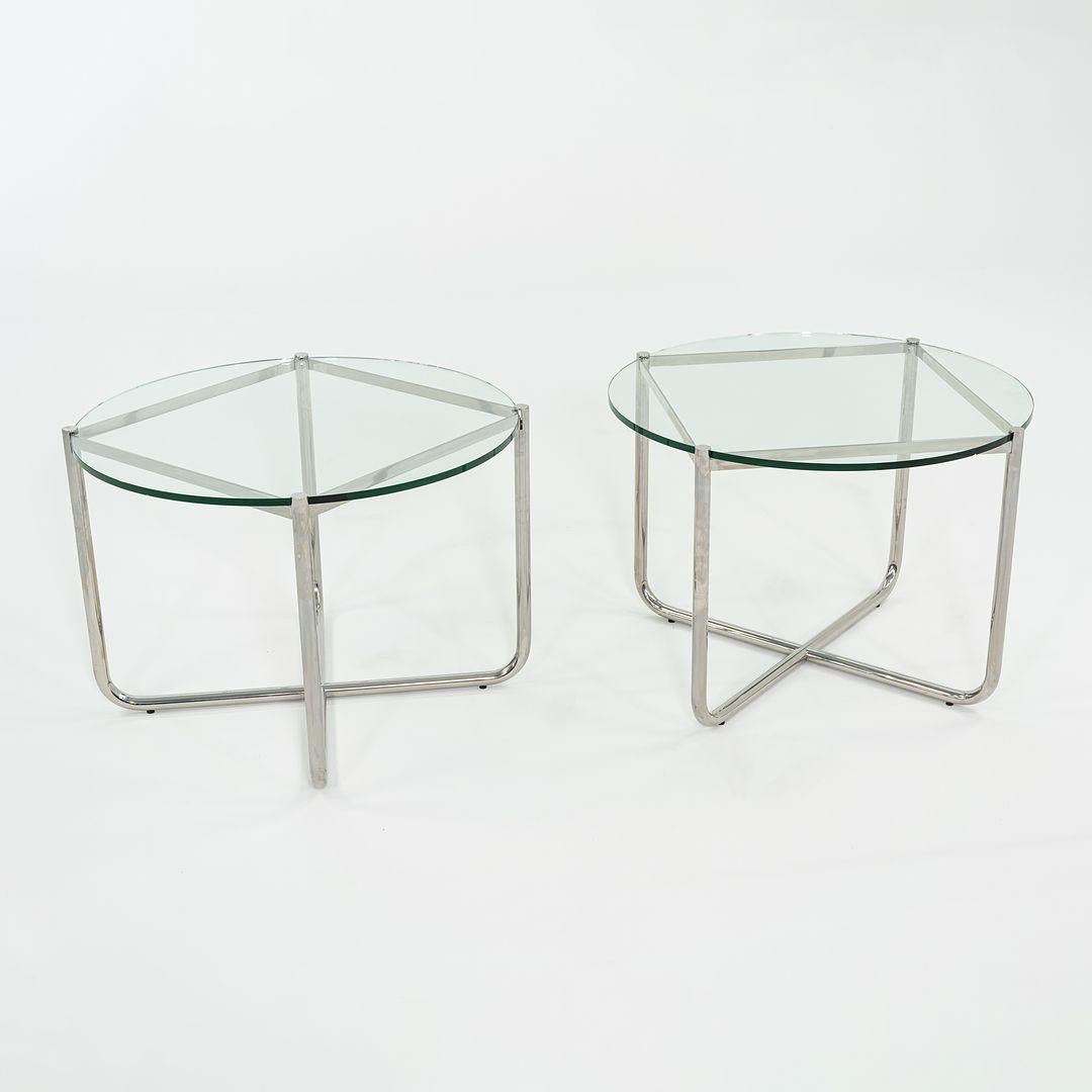 Es handelt sich um MR-Beistelltische, die ursprünglich 1927 von Mies van der Rohe entworfen wurden. Diese besonderen Exemplare wurden von Knoll in den USA um 1979 hergestellt. Ihr Design zeichnet sich durch einen halben Zoll dickes, geschliffenes