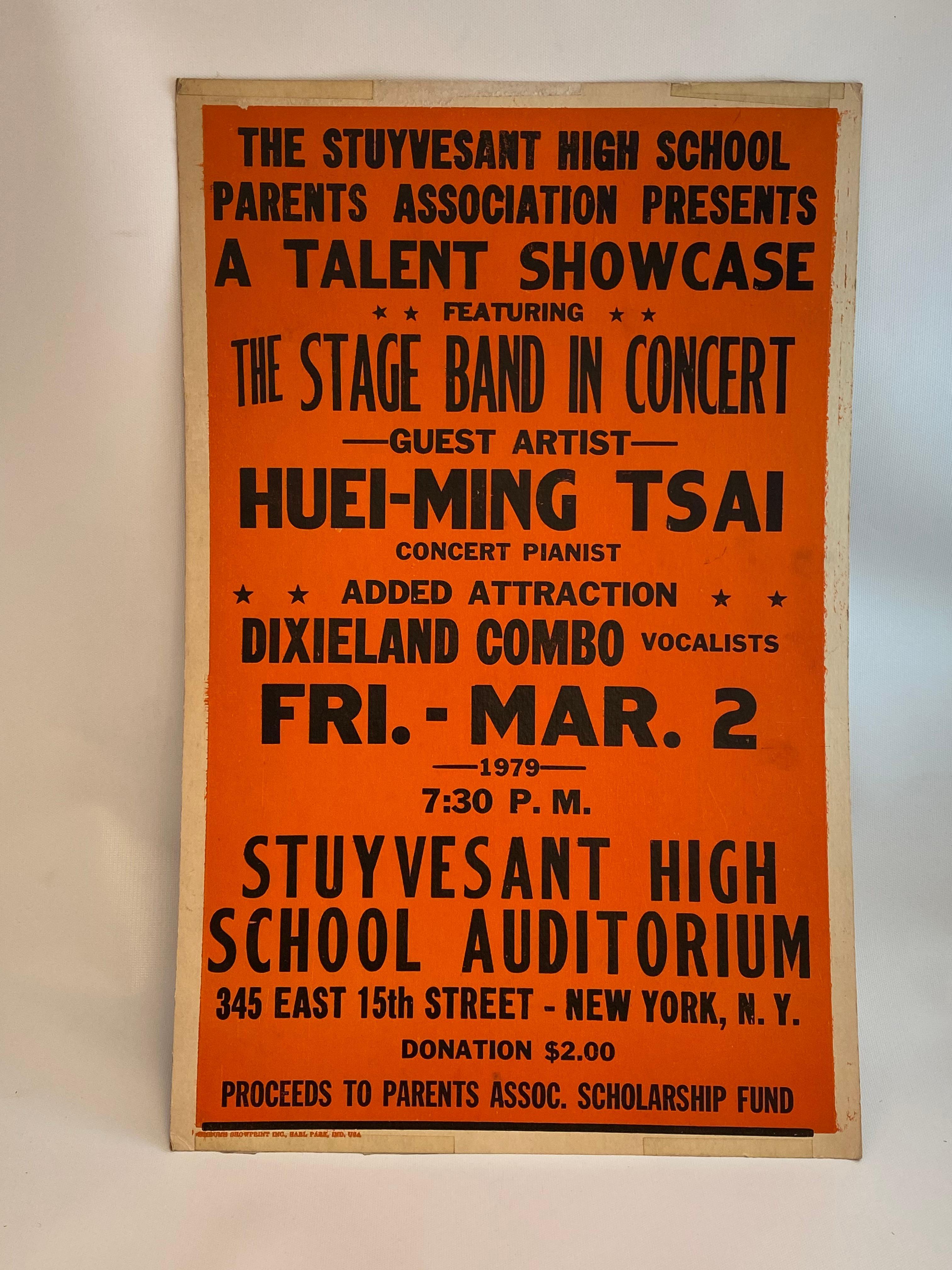 Affiche de concert du lycée Stuyvesant. Fond orange vif avec lettrage noir. Vers 1979. Un spectacle de talents qui met en valeur. Bon état général avec une usure correspondant à l'âge et à l'utilisation. Bords et coins mous, décoloration du ruban