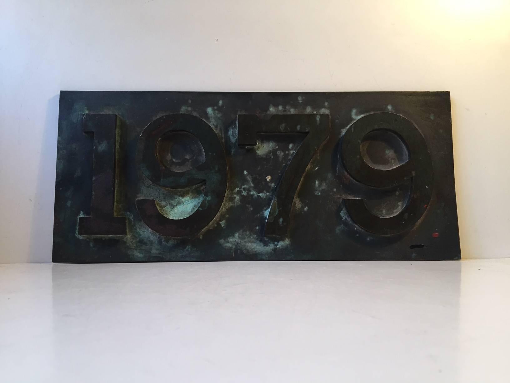 A very heavy and patinated bronze sign with raised numerals of the year 1979. The sign is handmade in thick stock and weighs in around 8 kg. The provenance remains uncertain but it might have been mounted on a train. It is slightly curved/bend to