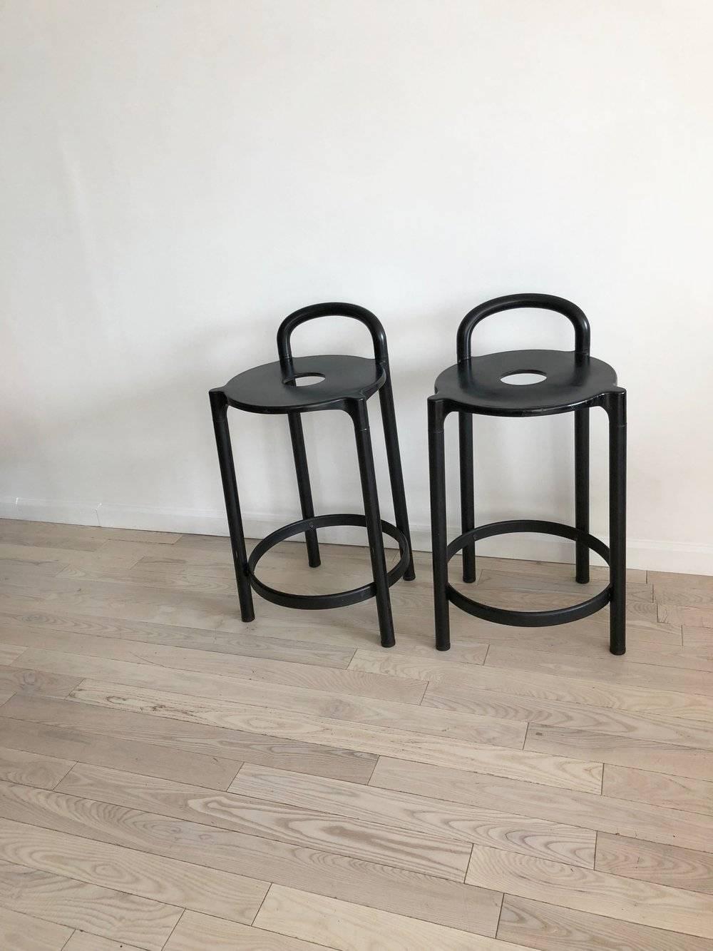 1979 pair of the Italian bar stool by Anna Castelli Ferrieri by Kartell. These guys are awesome. Sold as a pair. Plastic and metal.

Minor signs of use and scuffs from age. 

Measures: 16