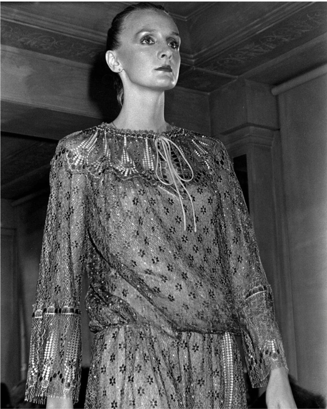 1979 Runway Documented Janice Wainwright - Top a tunica di pizzo in vendita 1