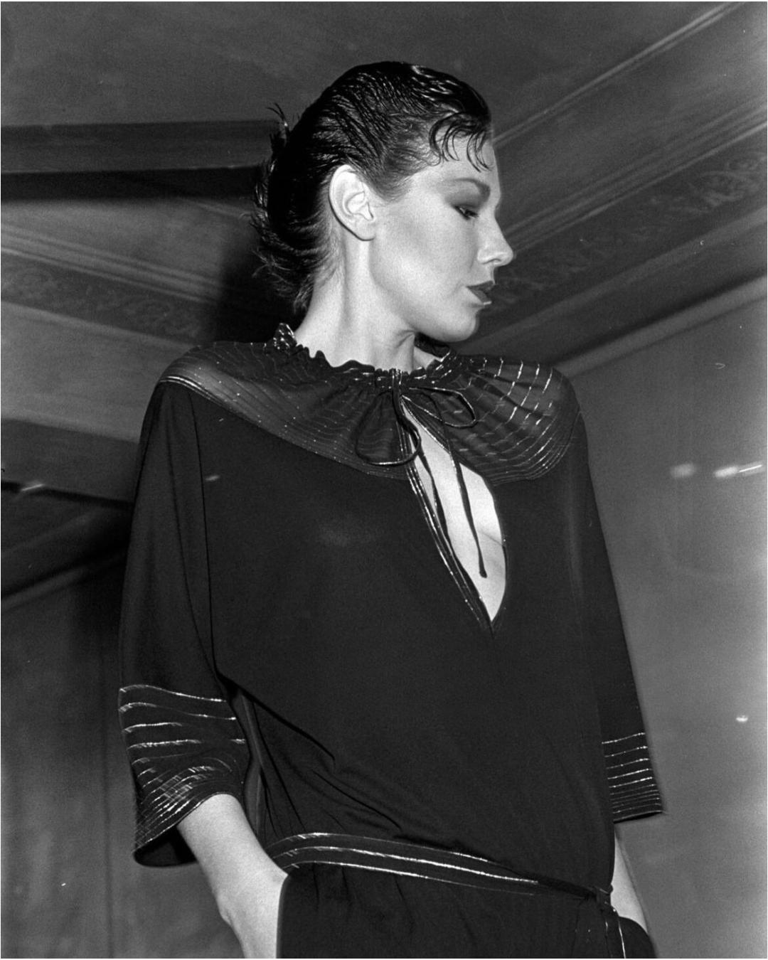 1979 Runway Documented Janice Wainwright - Top a tunica di pizzo in vendita 2