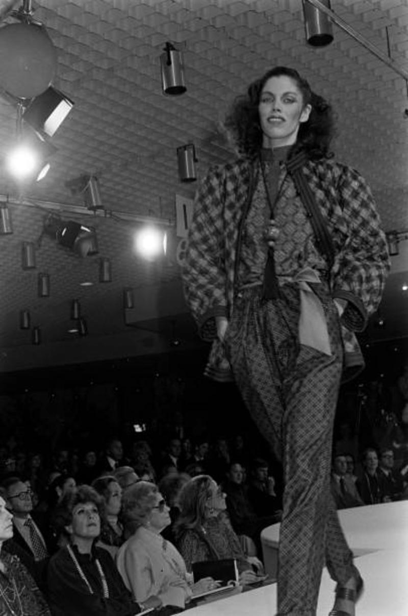 1979 SAINT LAURENT - Veste en soie matelassée imprimée abstraite en vente 7