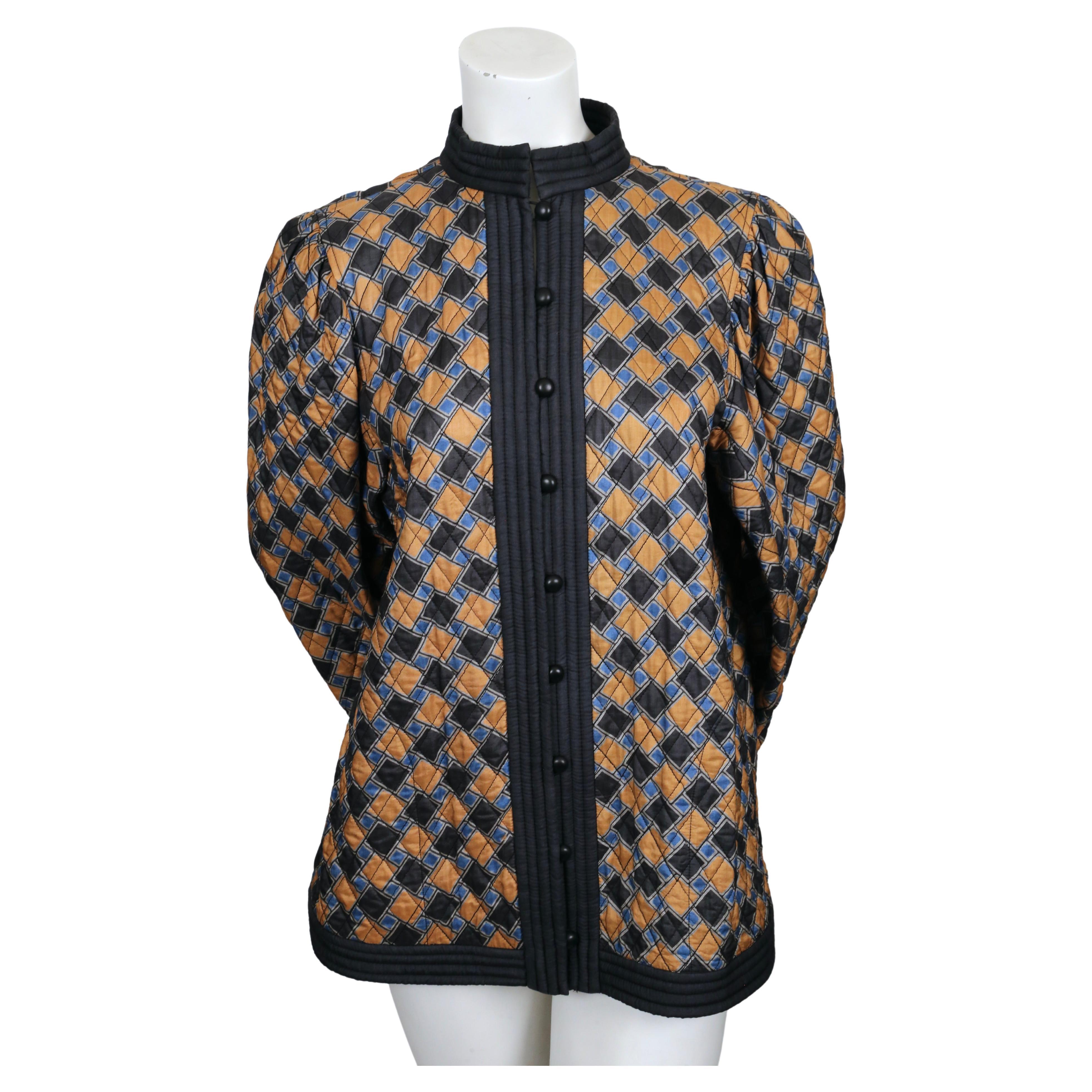 Sehr seltene, abstrakt bedruckte, gesteppte Seidenjacke von Yves Saint Laurent aus dem Jahr 1979. Die Jacke ist mit FR 36 gekennzeichnet, kann aber aufgrund des weiten Schnitts auch einer französischen 38 (US 2-6) passen. Die Farben sind Blau und