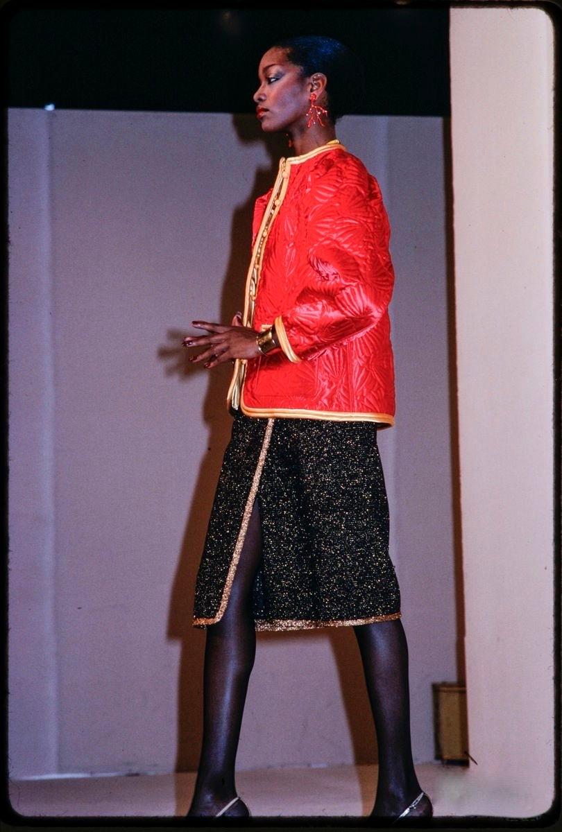 1979 SAINT LAURENT red satin RUNWAY jacket with seashell embroidery en vente 8