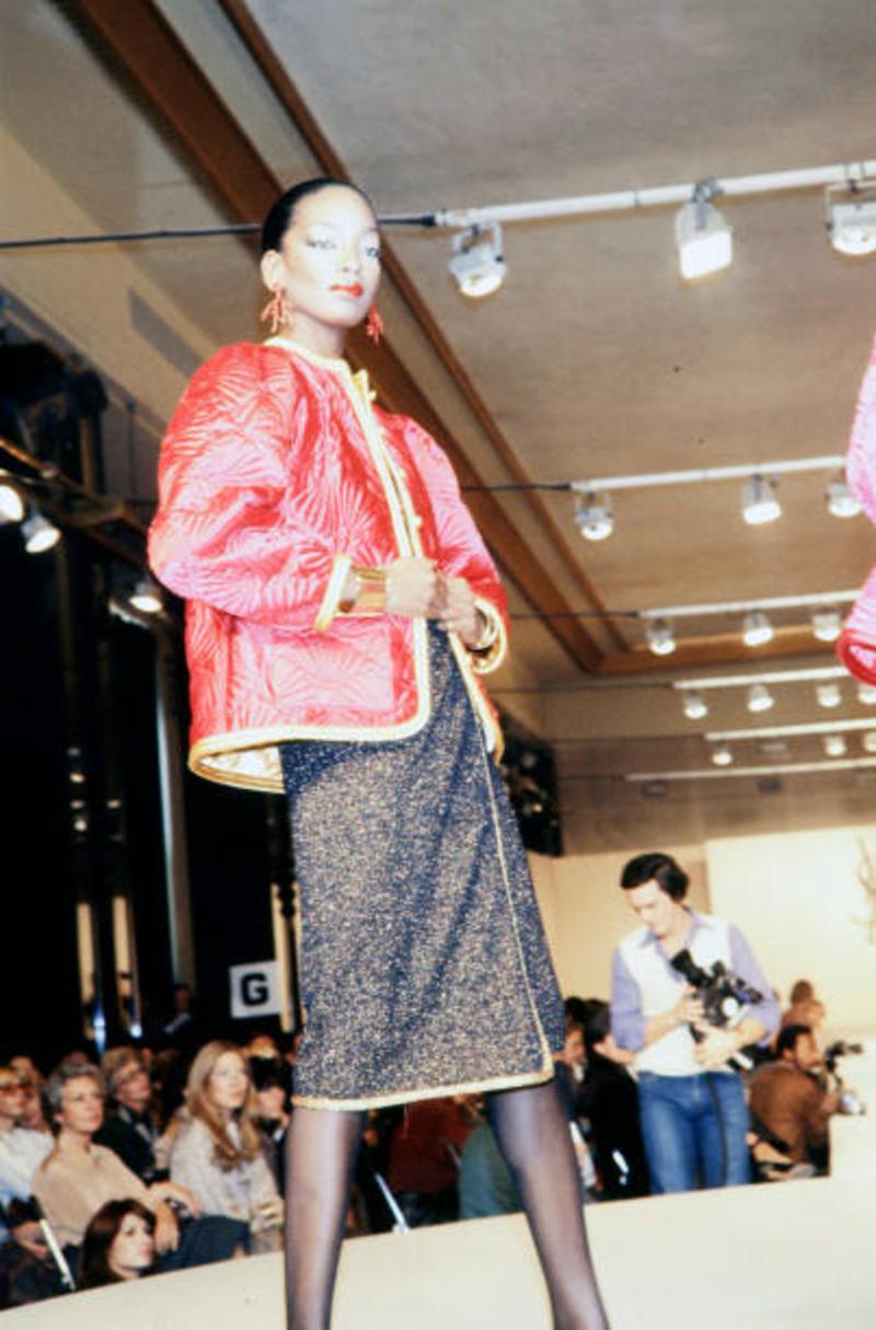 1979 SAINT LAURENT red satin RUNWAY jacket with seashell embroidery en vente 9