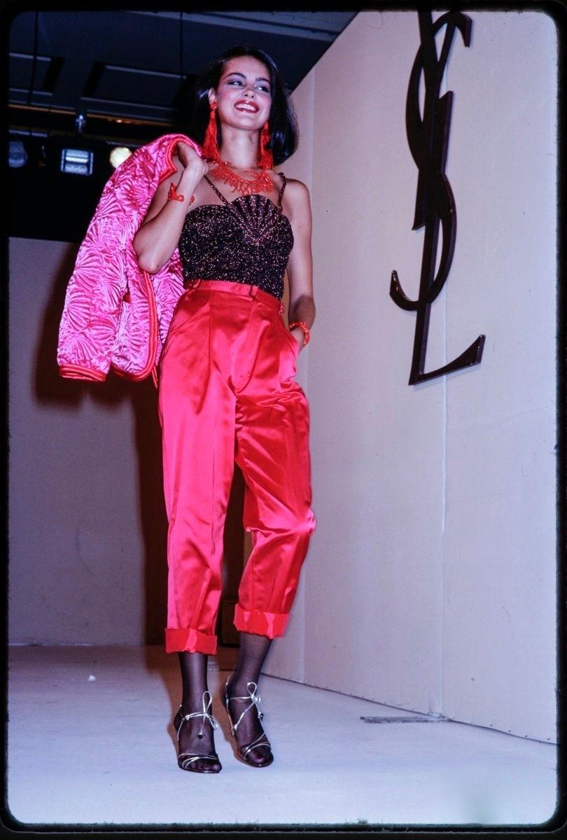 1979 SAINT LAURENT red satin RUNWAY jacket with seashell embroidery en vente 10