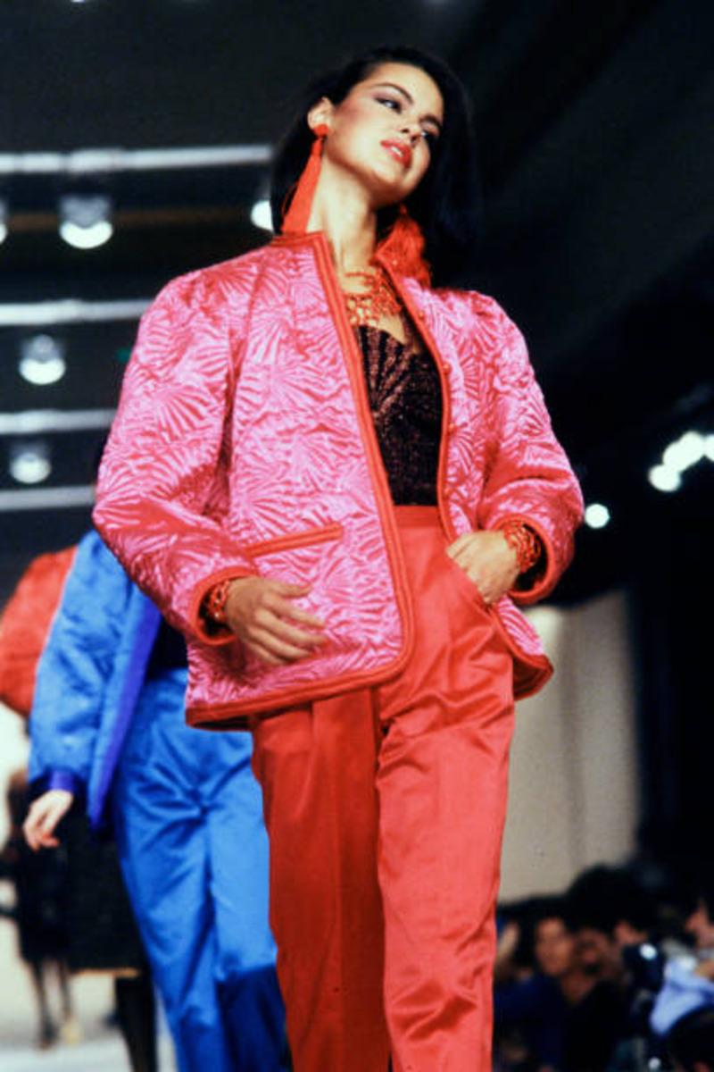 1979 SAINT LAURENT red satin RUNWAY jacket with seashell embroidery en vente 11