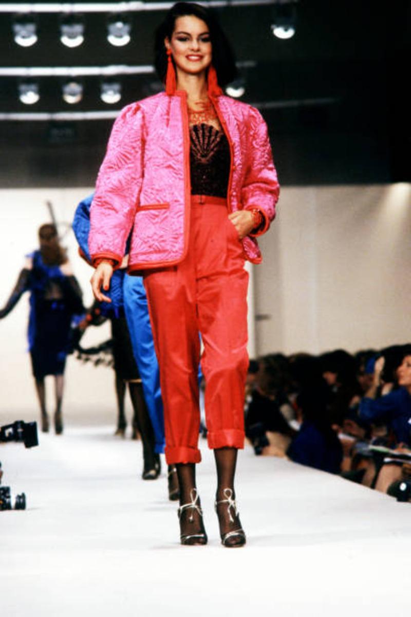 1979 SAINT LAURENT red satin RUNWAY jacket with seashell embroidery en vente 12