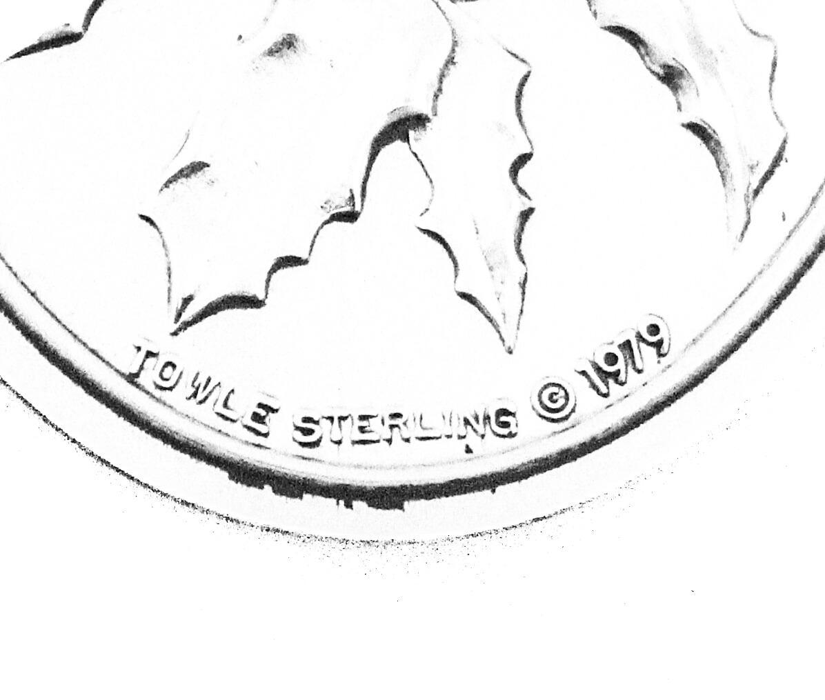 1979 Towle Sterling Silver Christmas Ornament — “Deck the Halls” im Zustand „Hervorragend“ im Angebot in Brooklyn, NY