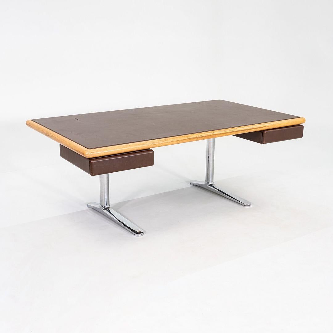 Questa è una scrivania direzionale di grandi dimensioni, disegnata da Warren Platner per Knoll International nel 1973. La scrivania presenta un design minimalista, con una base a sbalzo in acciaio cromato. Il piano d'appoggio è rifinito in pelle