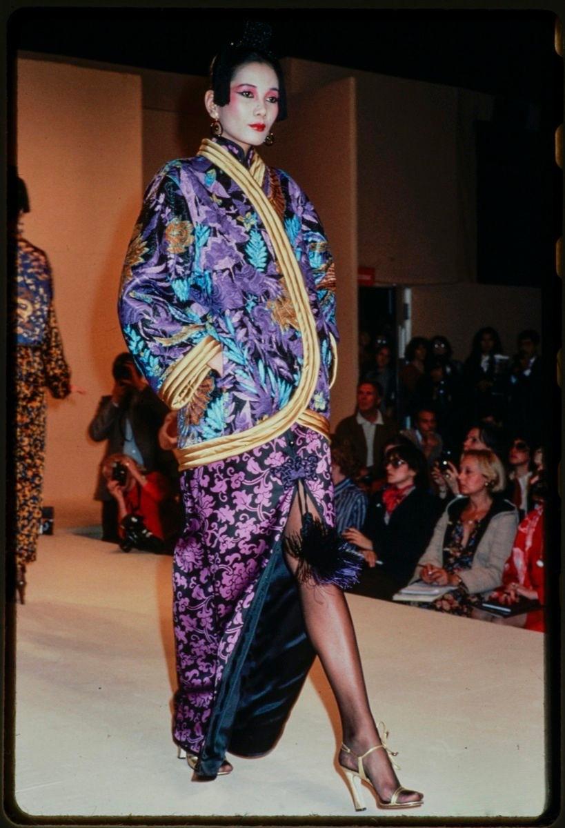 Veste kimono en satin noir avec broderie asiatique YVES SAINT LAURENT, 1979 en vente 7